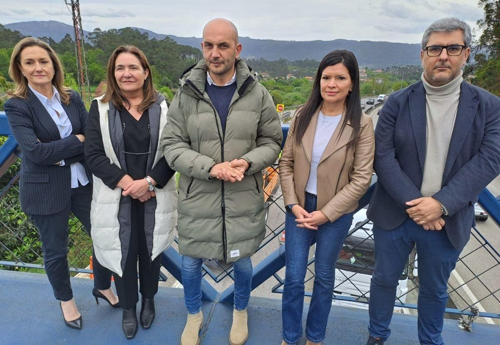 Sánchez (Diputación), Ortiz (PP vigués), los alcaldes Lorenzo y Arévalo, y Martín (PP de Vigo), ayer en la A-55.