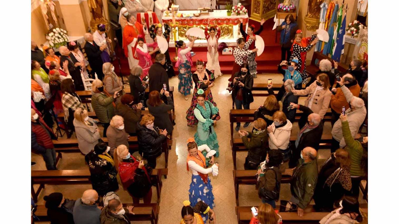 Las integrantes de los grupos de baile del CECABA bailaron por sevillanas frente al altar.