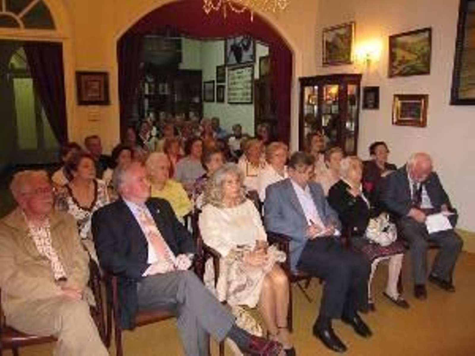 Socios, familiares y amigos en el Centro Asturiano durante la conferencia.