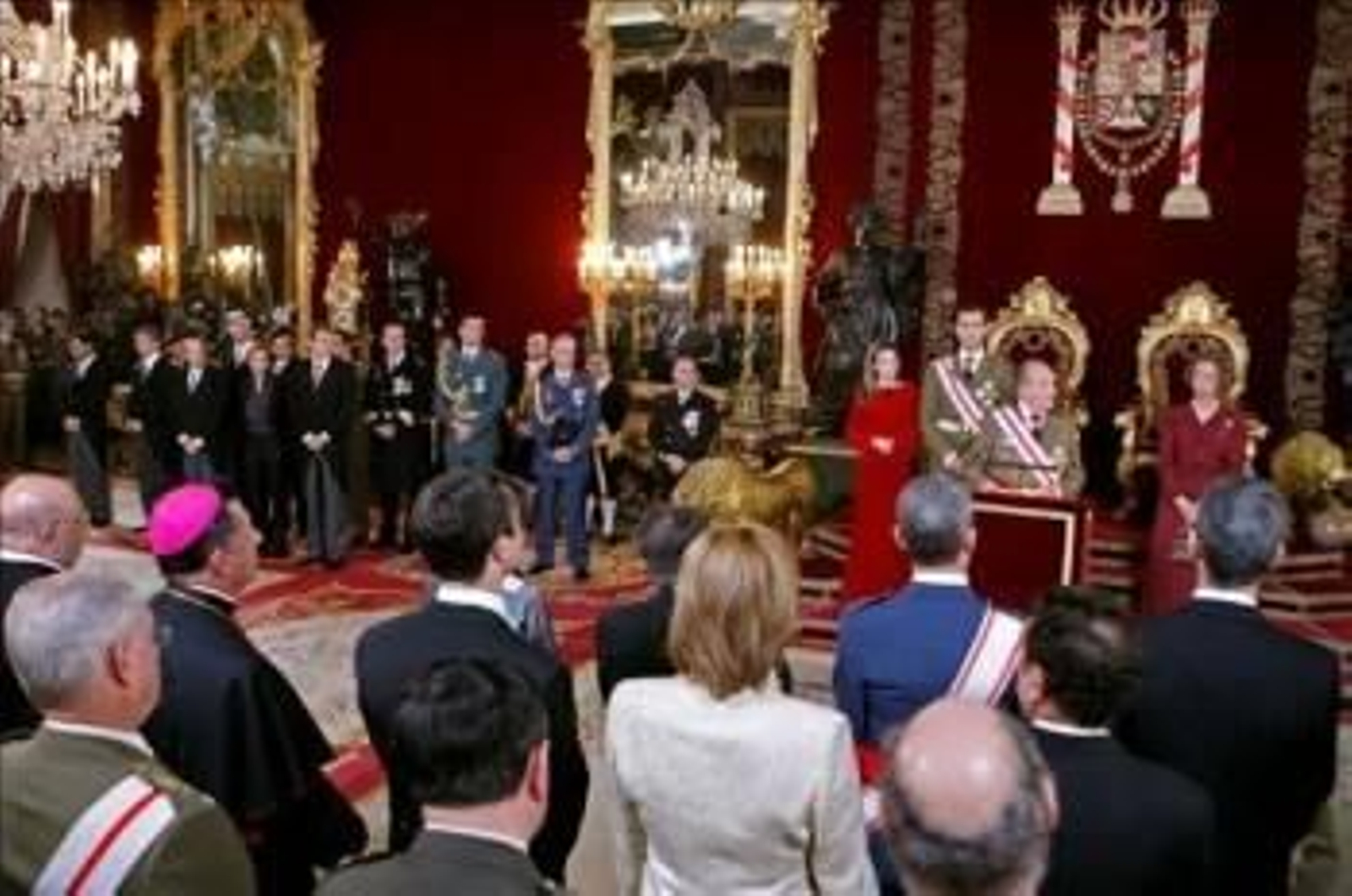 El rey Juan Carlos, acompañado de la reina Sofía y los Príncipes de Asturias, durante su intervención en la celebración solemne de la Pascua Militar.