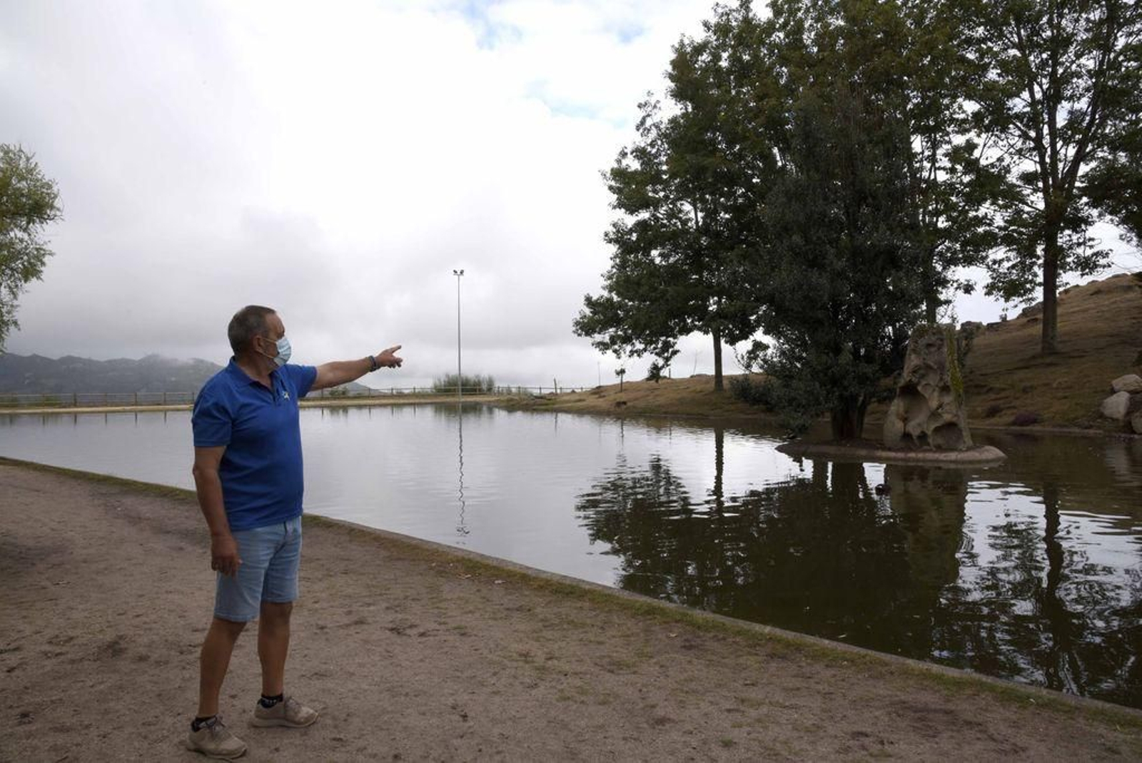 Gregorio Álvarez muestra un acebo en el lago del Monte dos Pozos que ardió en 2017 y ya está recuperado.