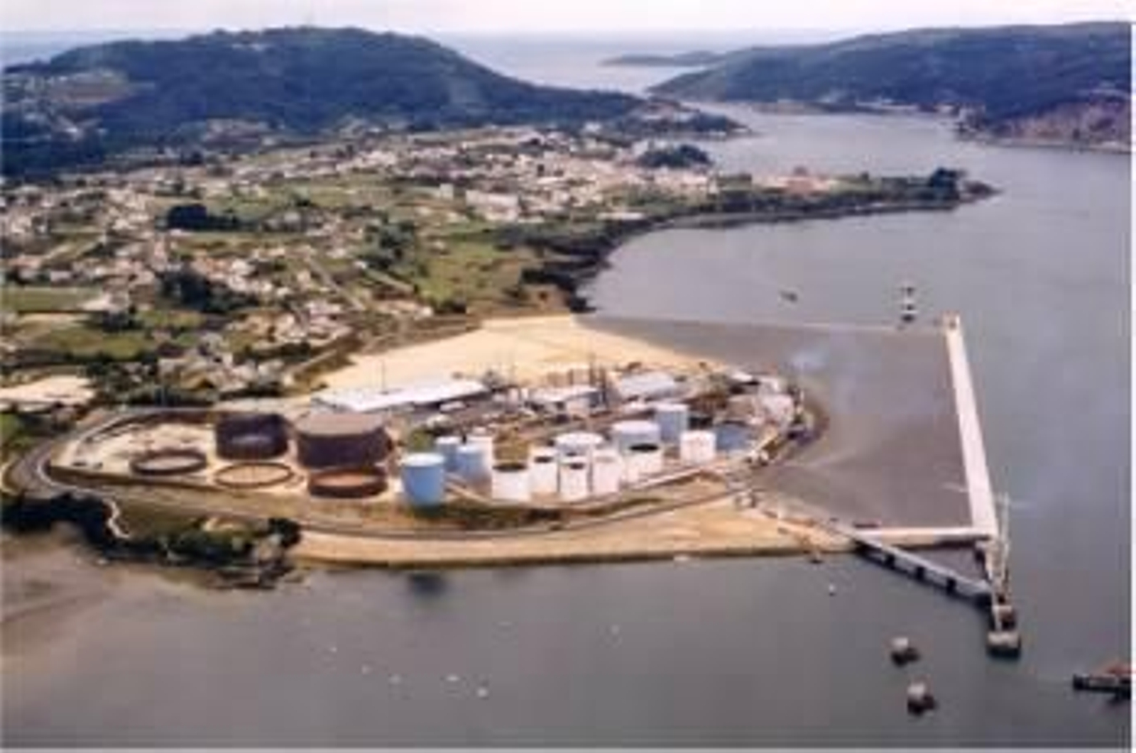 Vista aérea del depósito de Forestal Atlántico, en el municipio de Mugardos. (Foto: ARCHIVO)