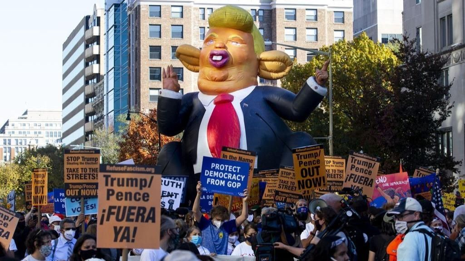 Un grupo de personas se manifestaba ayer contra el presidente Trump en Washington.