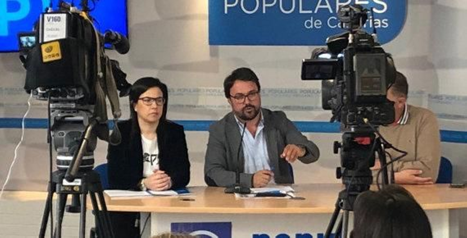 La secretaria de Emigración del Partido Popular, Ana Vázquez Blanco, y el presidente del Partido Popular de Canarias, Asier Antona