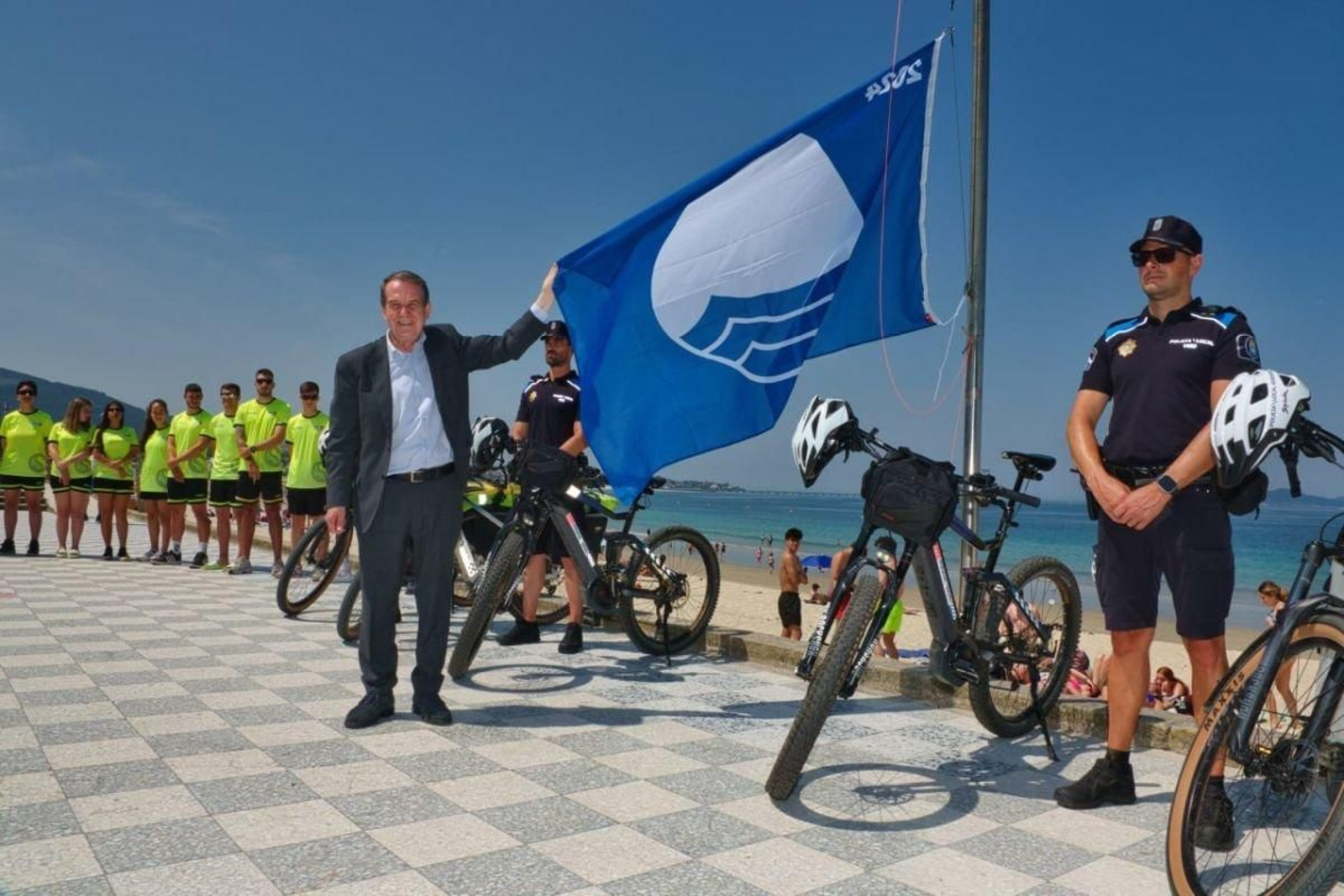 Abel Caballero participó en Samil en el acto simbólico de izado de las banderas azules.