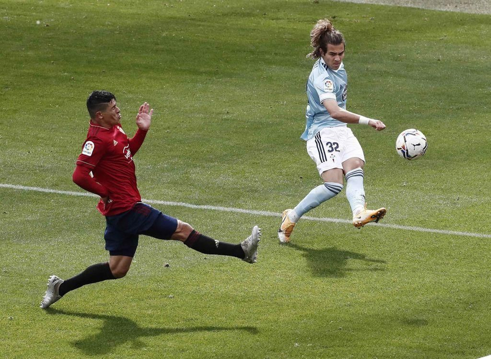Miguel Rodríguez centra un balón ante Roncaglia en el partido contra Osasuna, el pasado 4 de octubre.