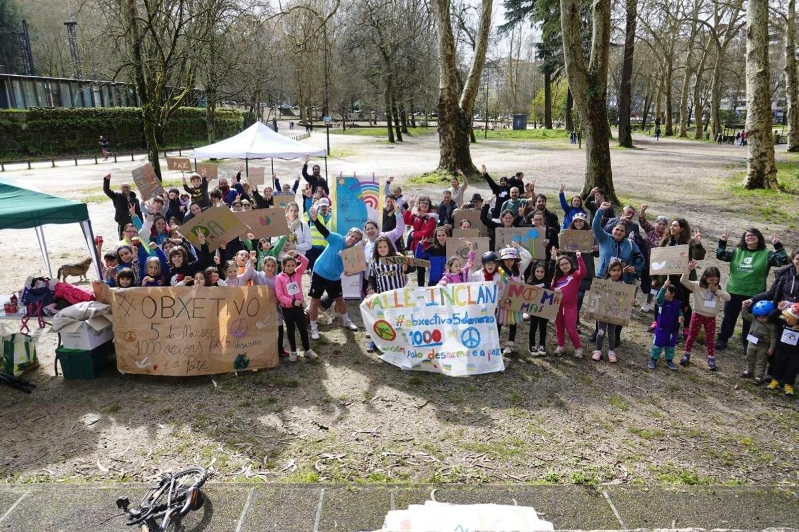 Alumnos y colaboradores del CEIP Vallen Inclán en su acto solidario por el desarme, ayer, donde los participantes corrieron por la paz en Castrelos.