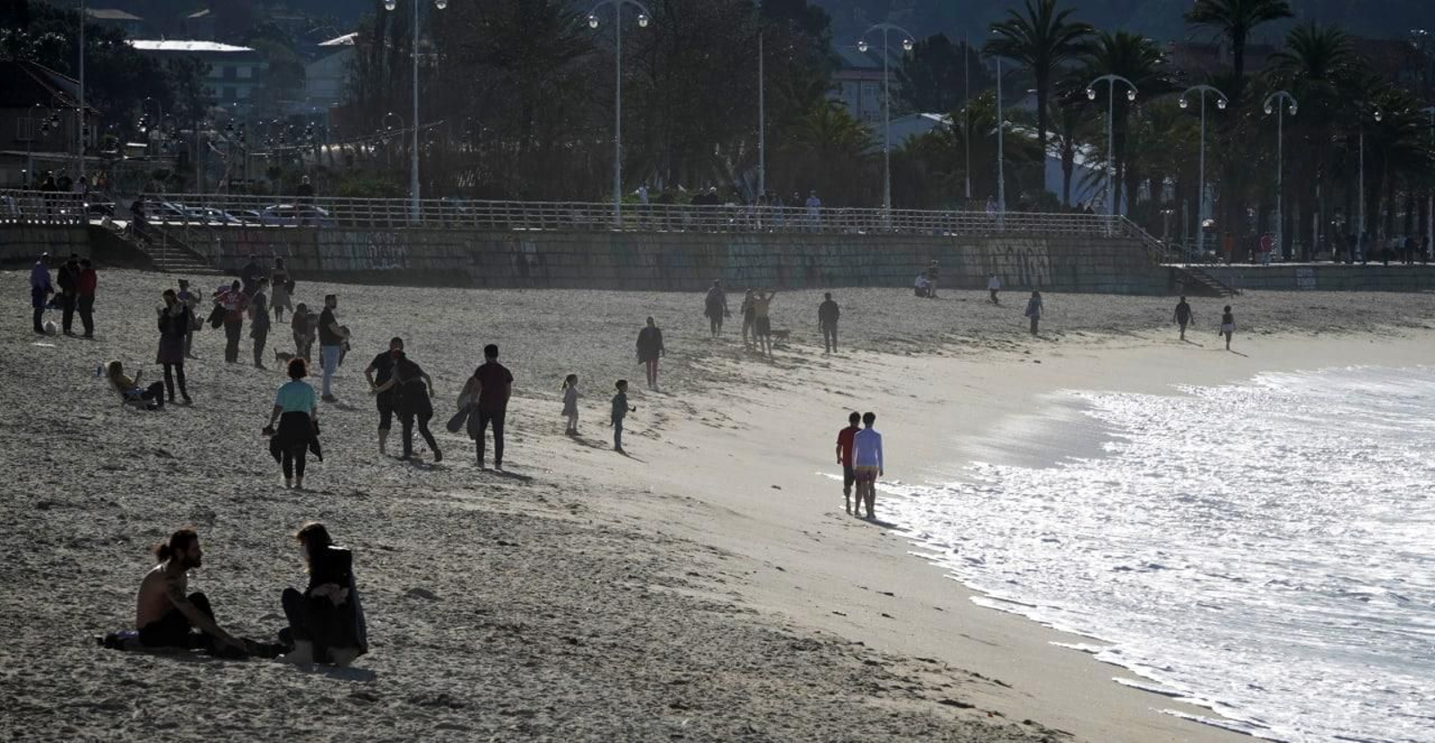 Fin de año con tiempo de verano en Vigo. Playa de Samil. // Vicente Alonso