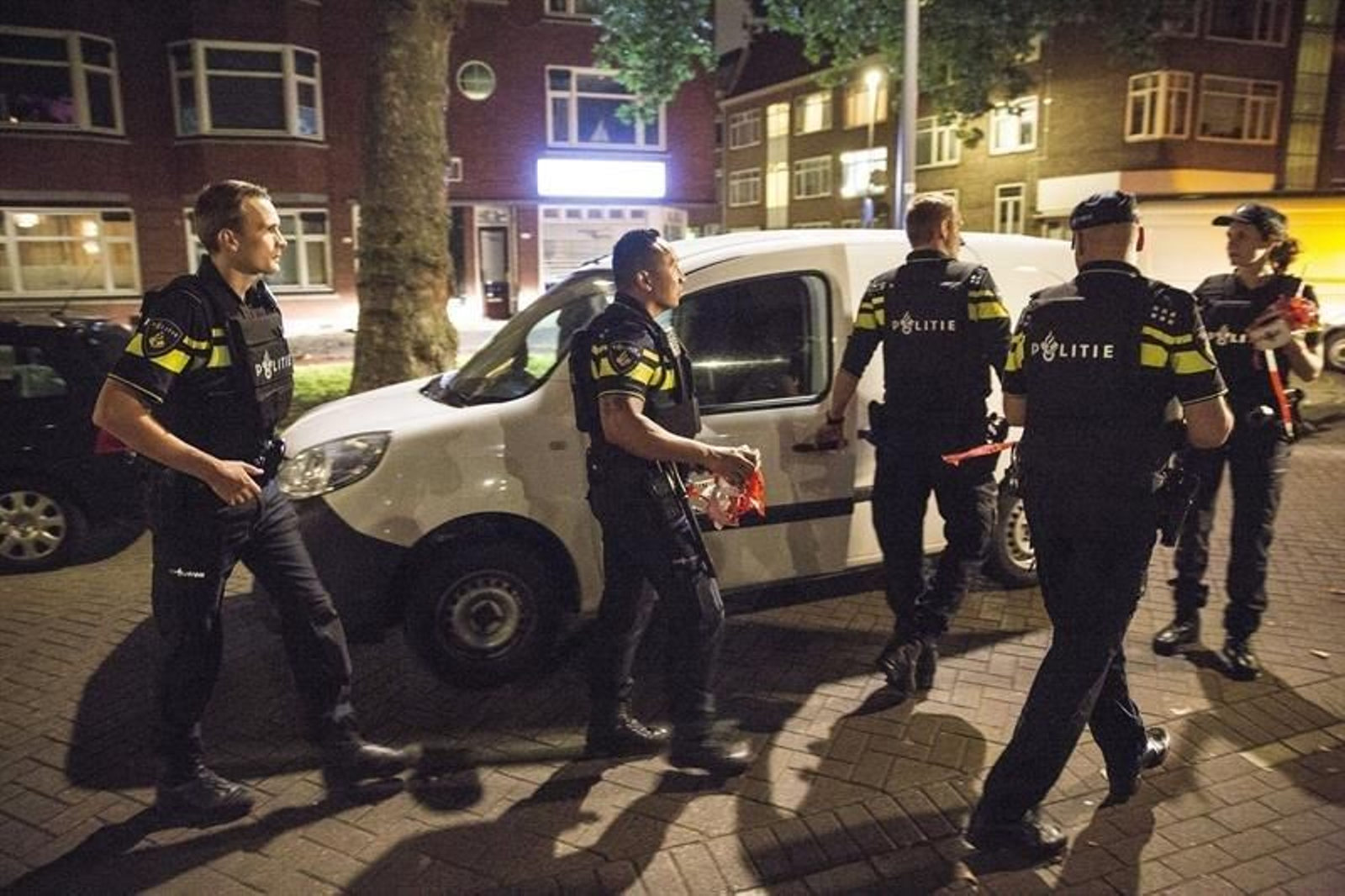 Agentes de la policía holandesa inspeccionan una furgoneta con matrícula española en Rotterdam
