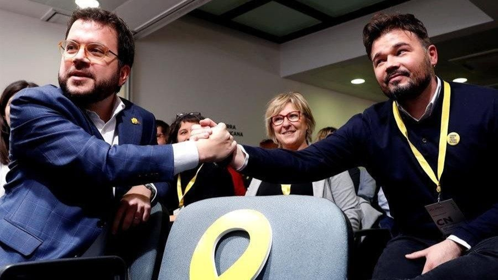 El coordinador nacional de Esquerra Republicana de Catalunya (ERC), Pere Aragonés (i), y el portavoz en el Congreso, Gabriel Rufián (d)