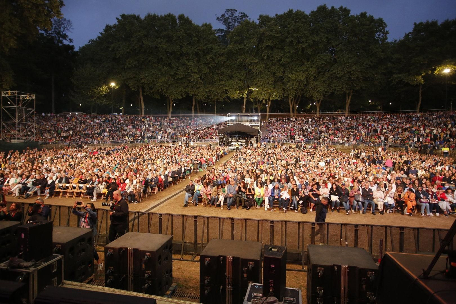 Público en un concierto en Castrelos sentado en sillas.