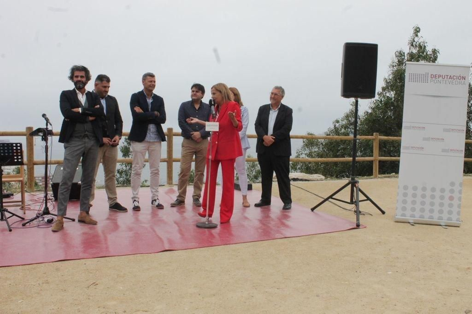 Intervención de la presidenta de la Diputación, Carmela Silva, durante el acto celebrado a pie de senda.