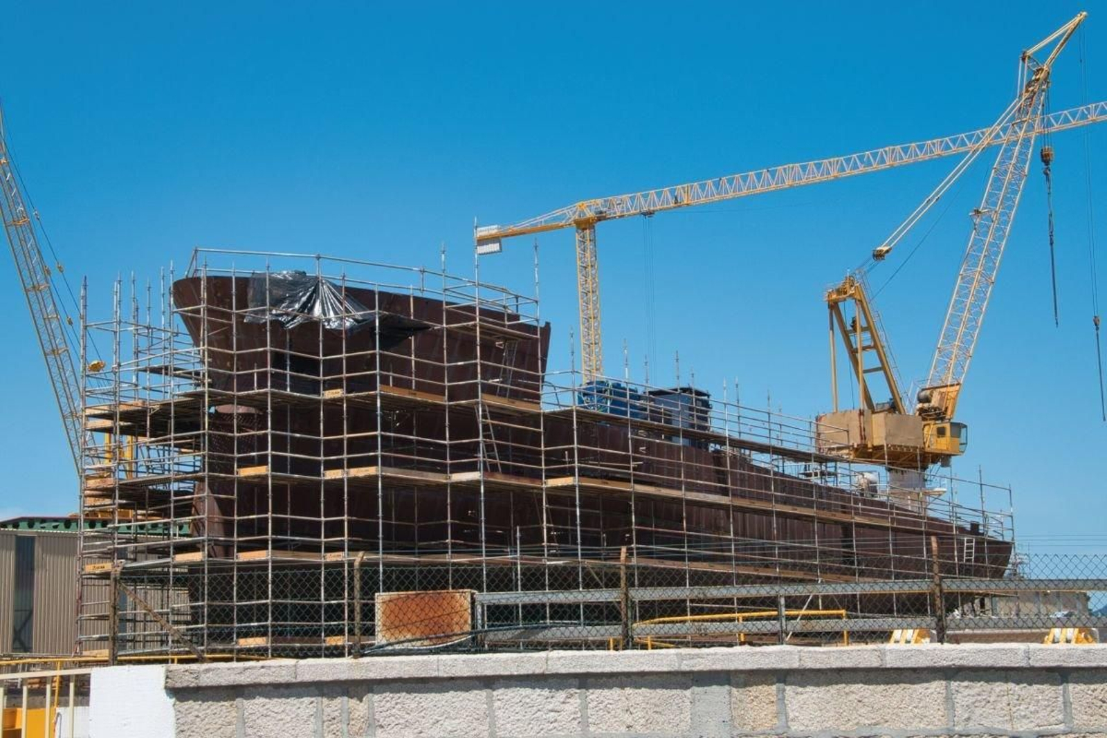 Buque en construcción en Ría de Vigo (antiguo astillero Barreras).