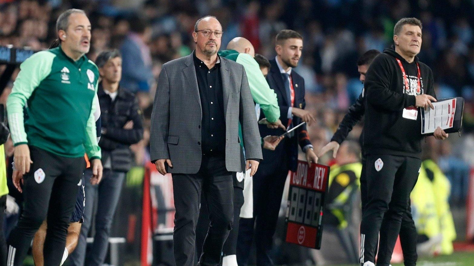 Benítez, en la banda de Balaídos.