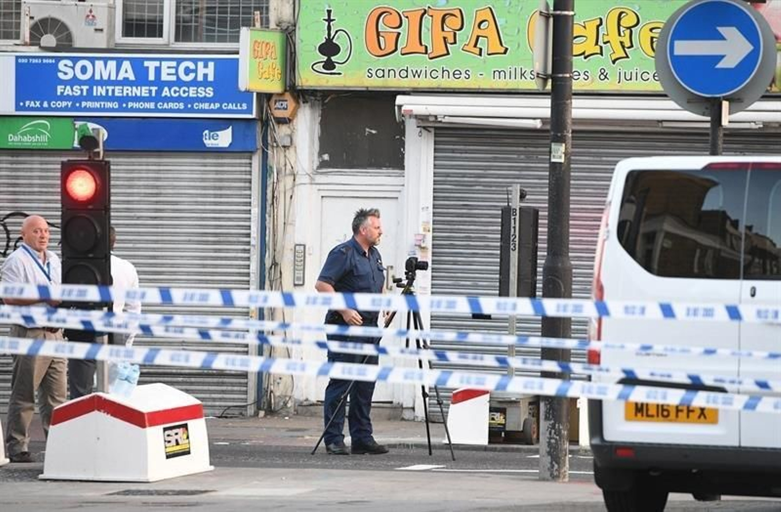 Un miembro de un equipo forense de la policía trabaja dentro del cordón cerca de Finsbury Park