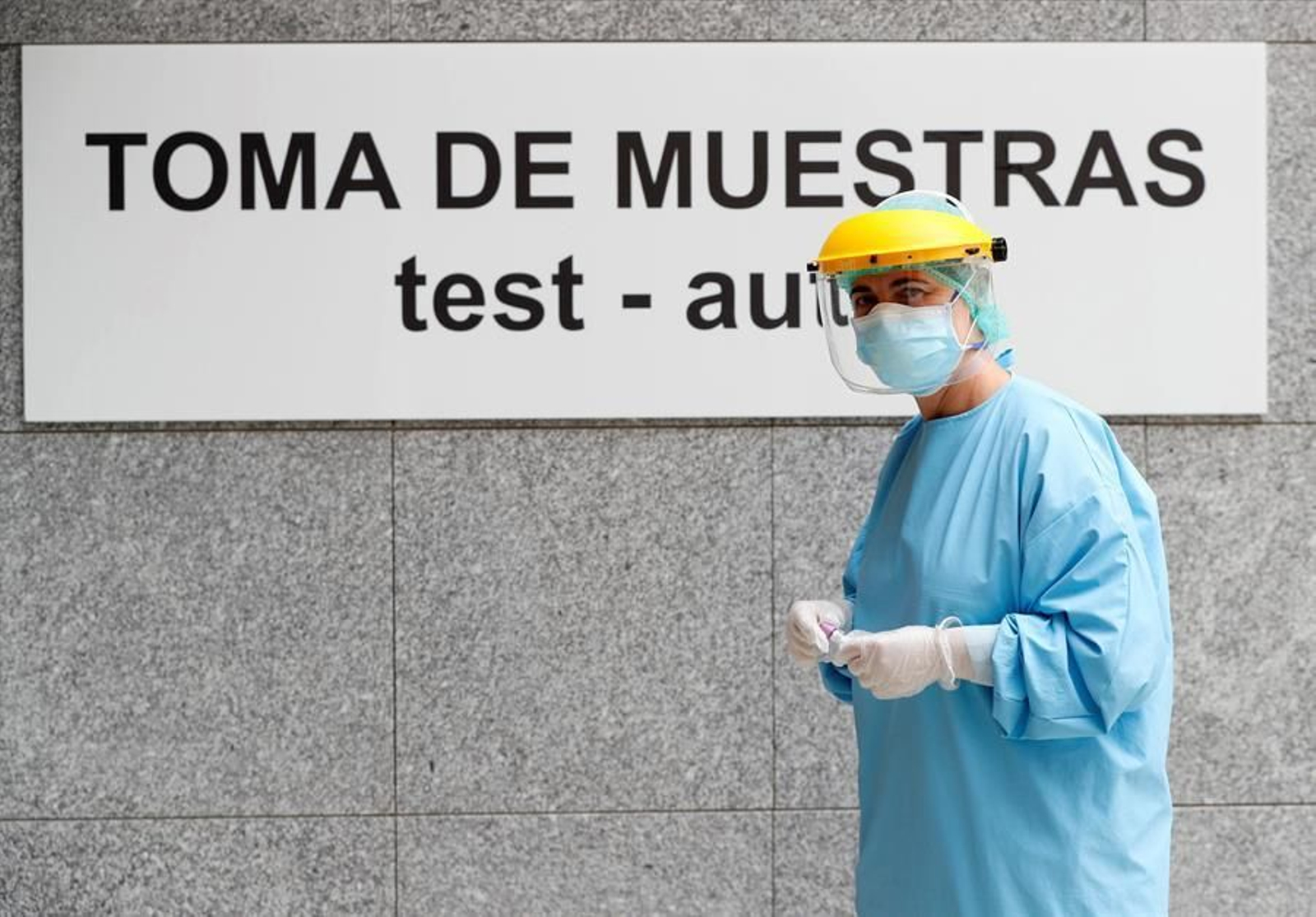 Miembros del personal sanitario del Hospital da Costa realizan PCR a los casos que estuvieron en contacto con algún positivo, en Burela