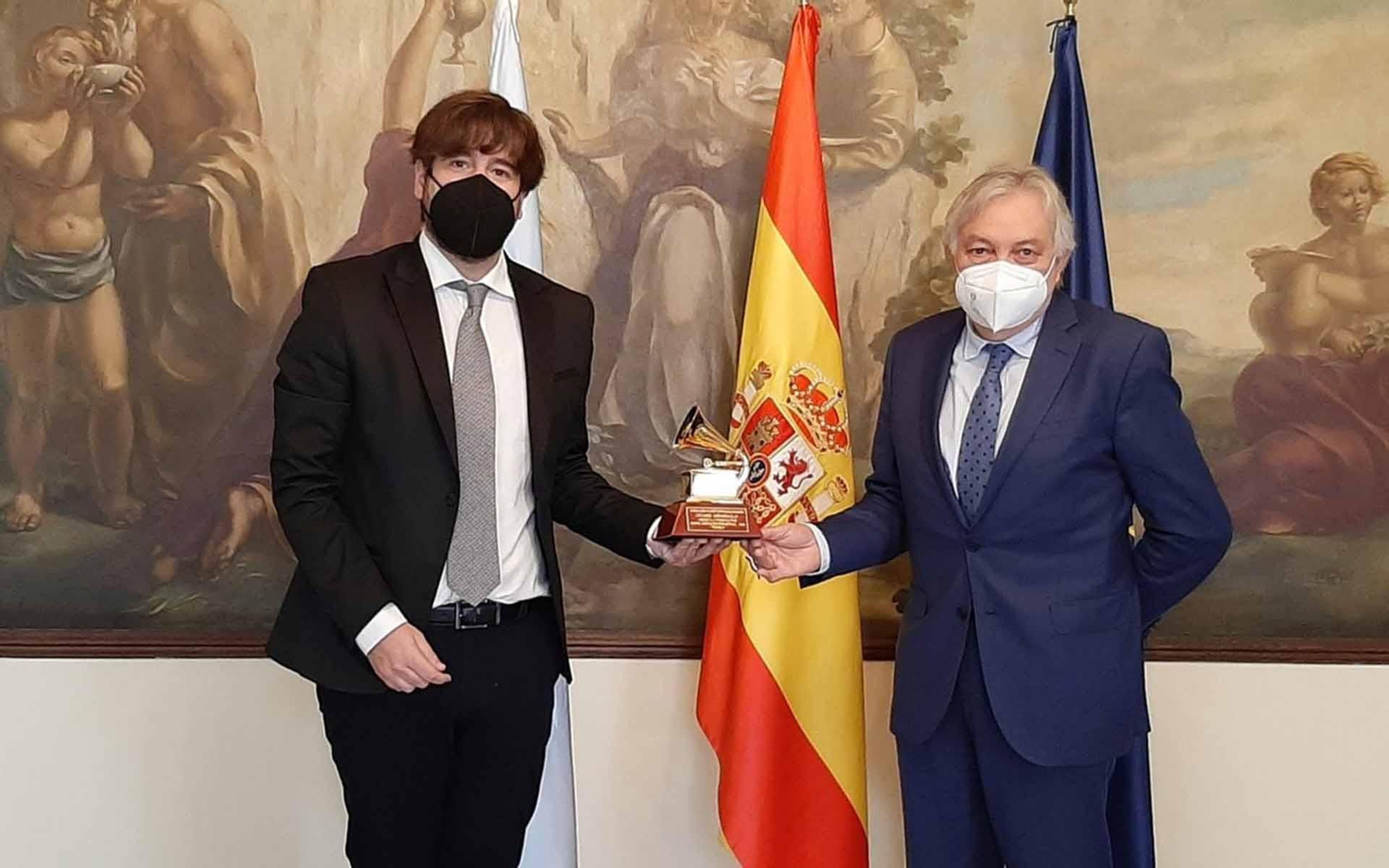 Daniel Minimalia muestra su Grammy Latino junto al subdelegado del Gobierno, Emilio González