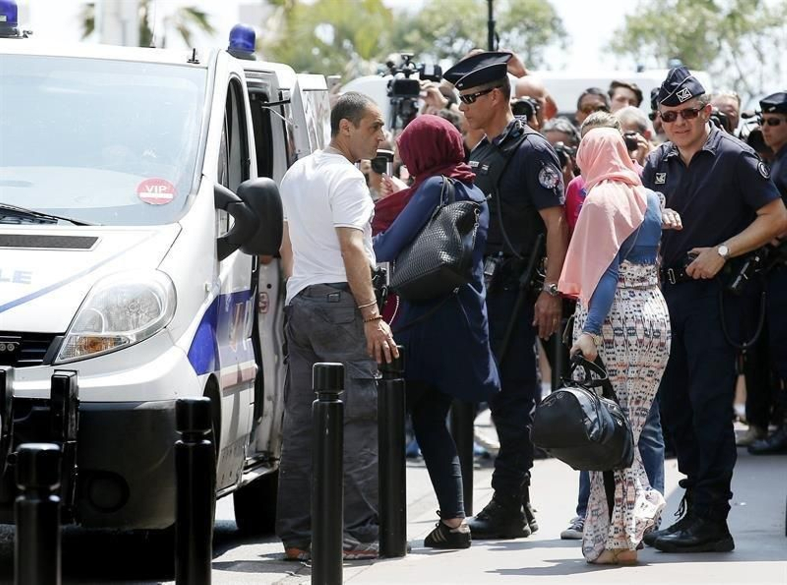 La policía francesa hace controles durante un evento organizado por el empresario argelino-francés Rachid Nekkaz, en Cannes (Francia) hoy, 26 de mayo de 2017.