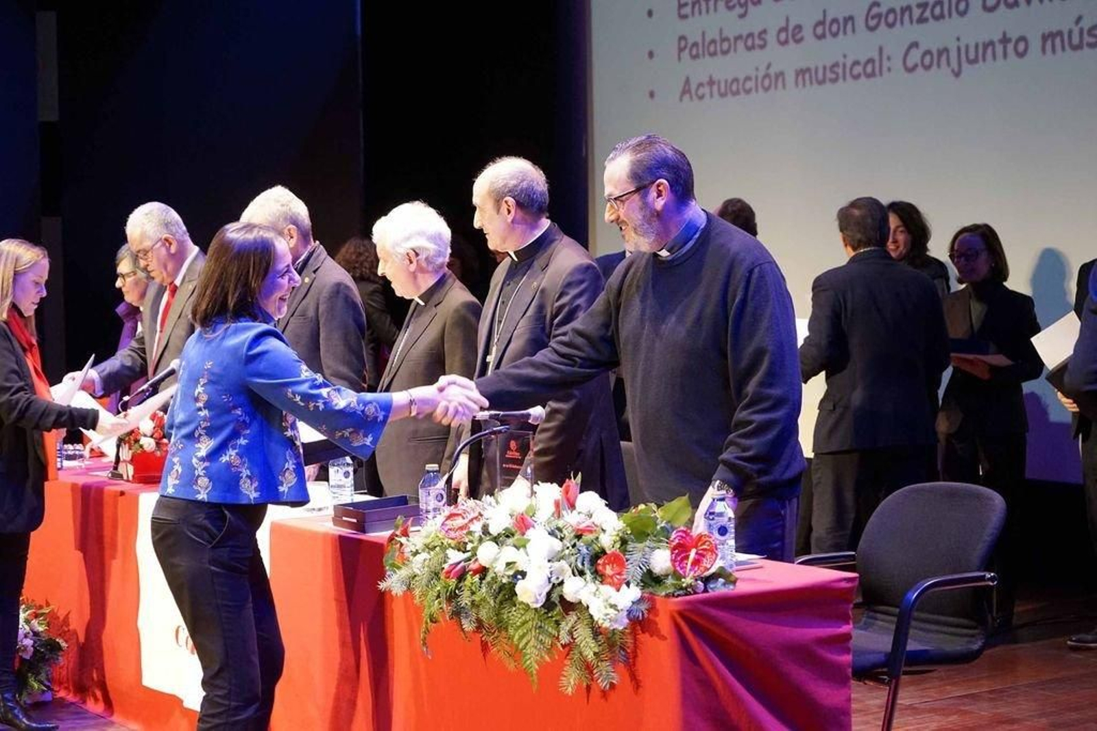 Ana Fuentes, redactora jefe de Atlántico, recoge el reconocimiento.