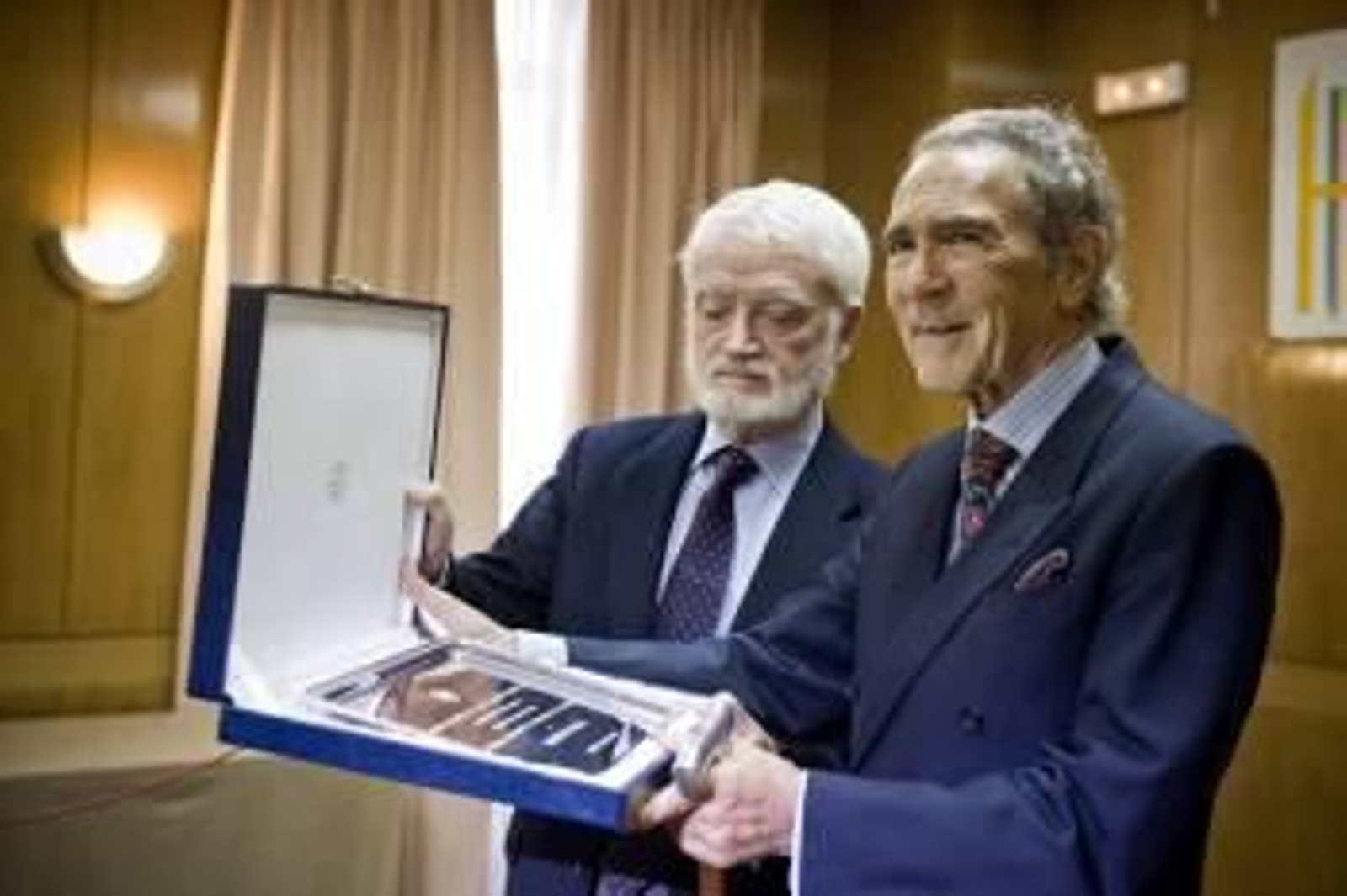 Antonio Gala recoge el premio. (Foto: L. PIERGIOVANNI)