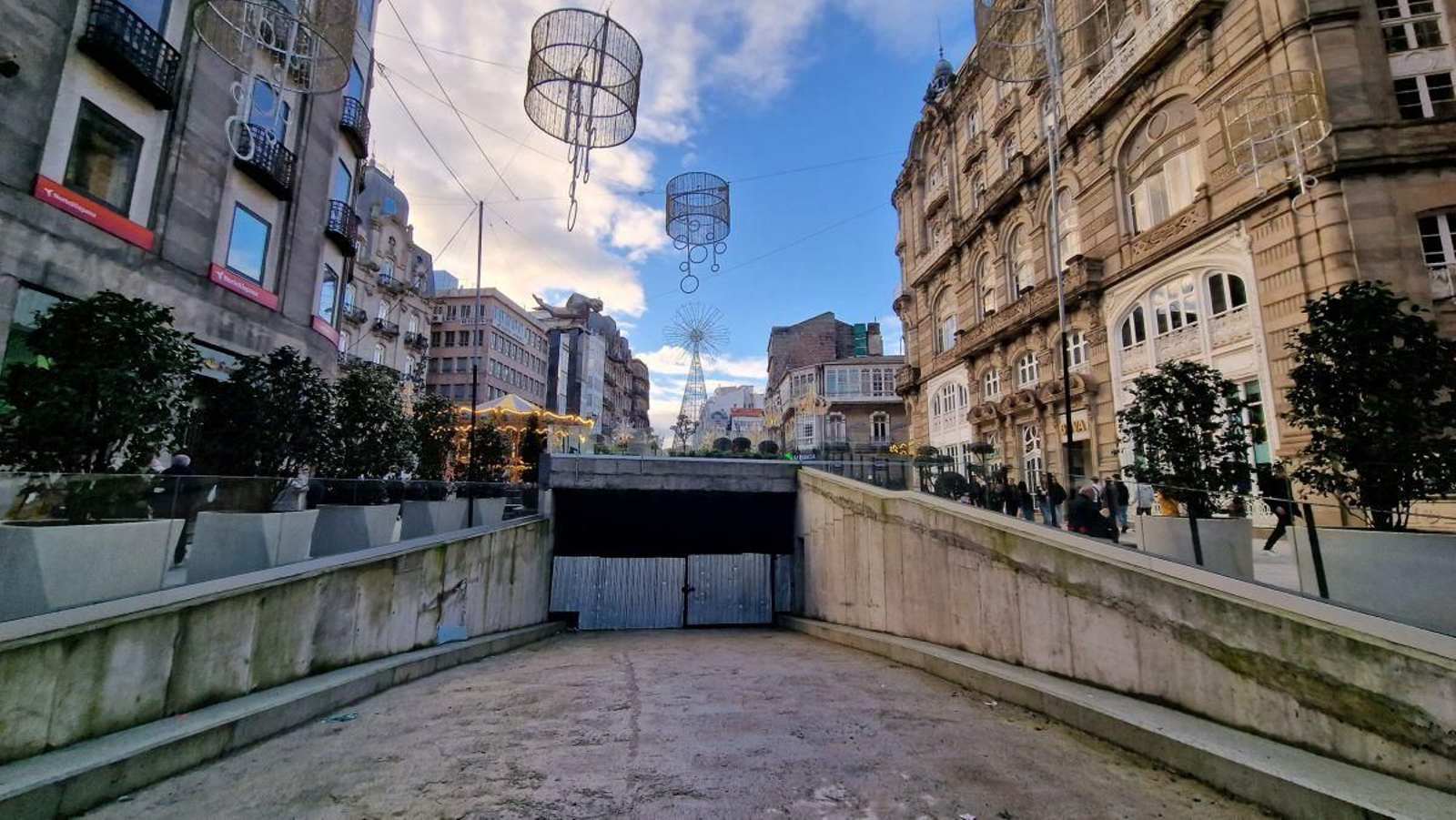 La entrada al túnel ayer bajo Porta do Sol, cerrada con dos vallas.