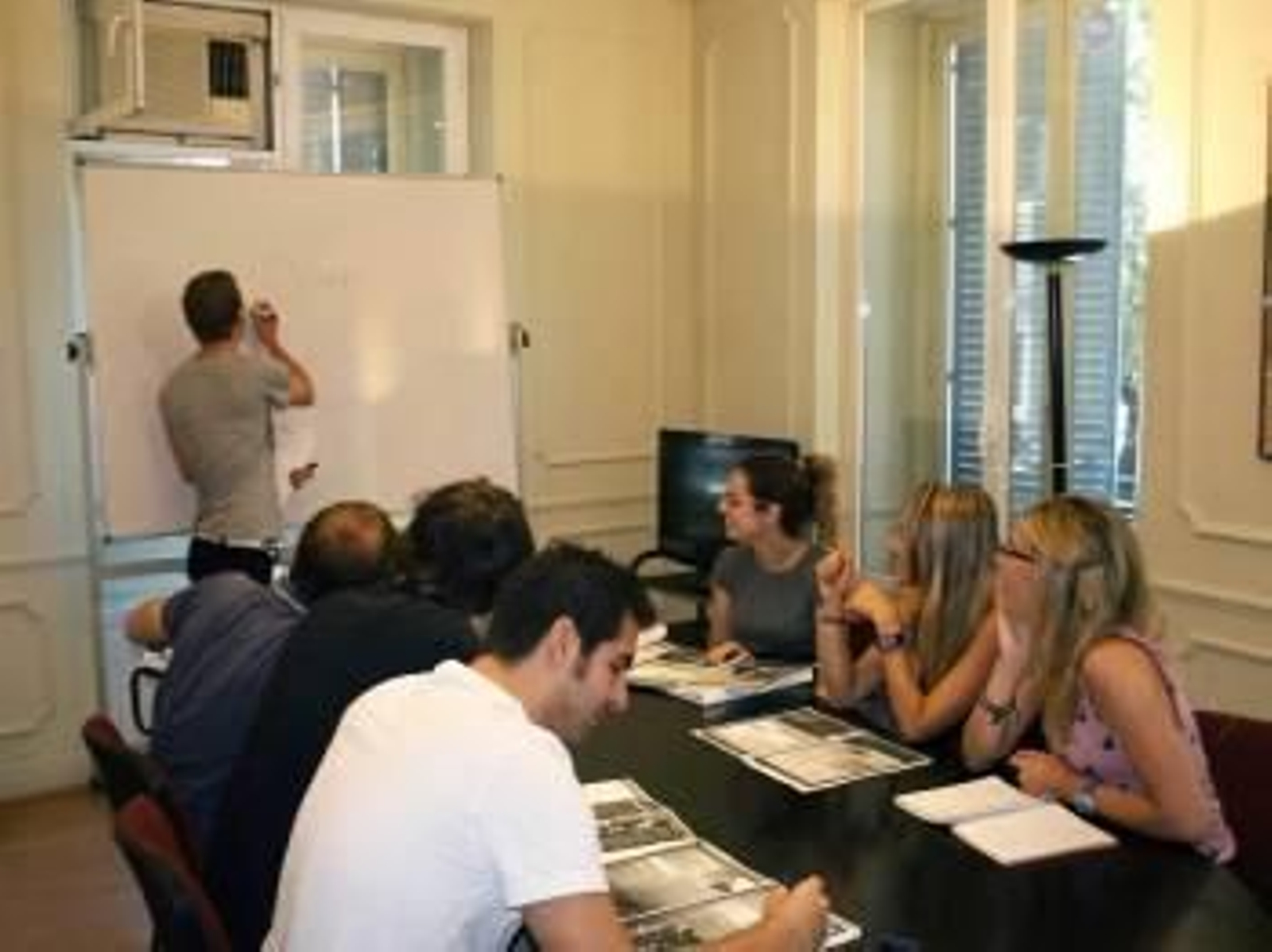 Un grupo de estudiantes en una clase de una Escuela Oficial de Idiomas. (Foto: ARCHIVO)