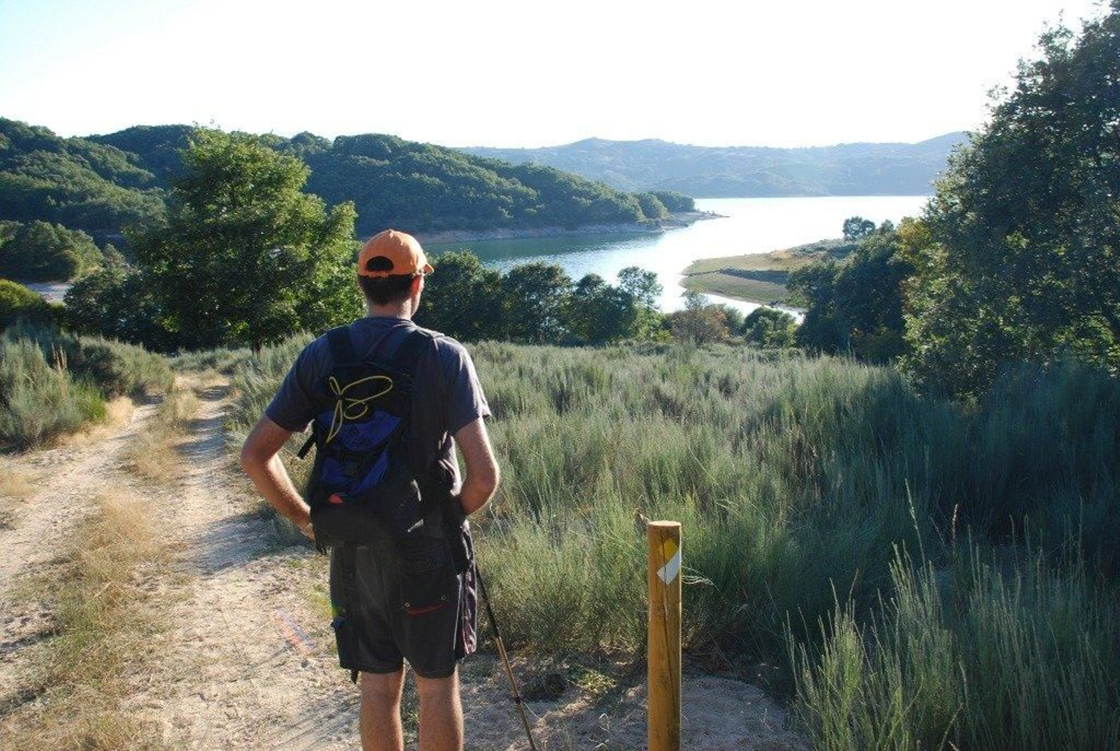 El senderismo, una actividad que puede realizarse en solitario, o en grupo, y a través de múltiples asociaciones.