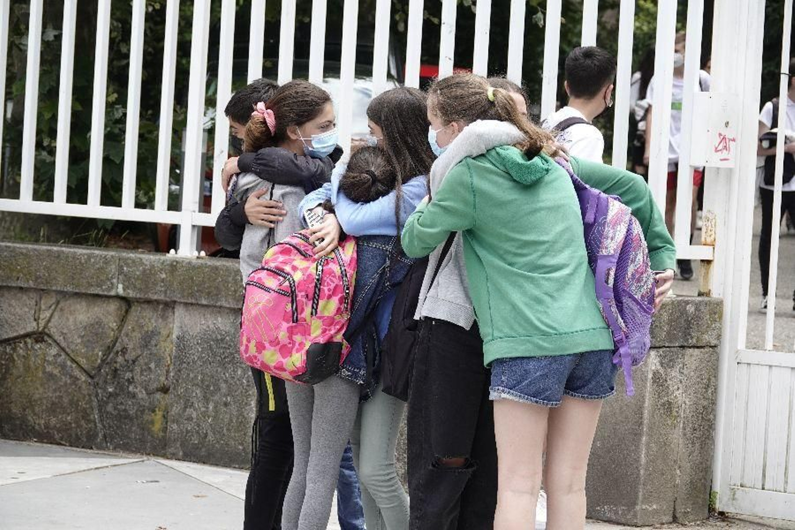 El curso del covid se despide con abrazos. // Vicente Alonso