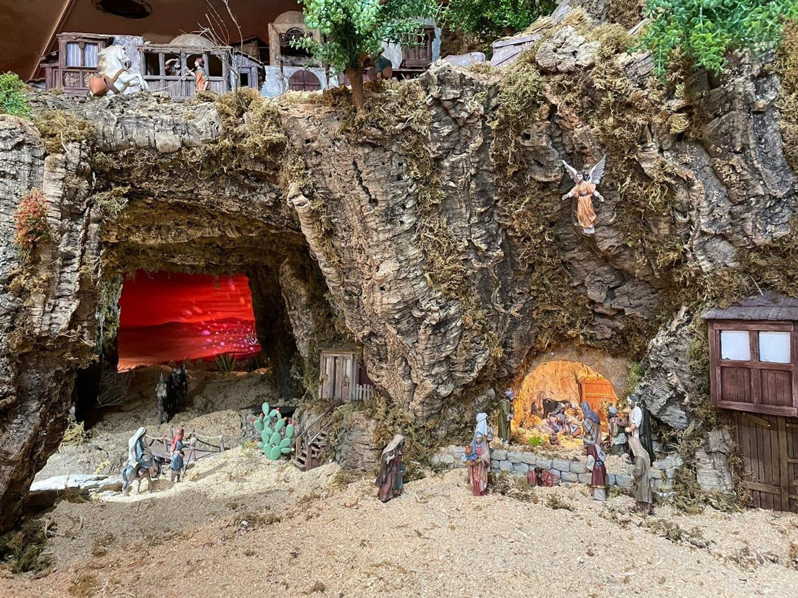 El Portal de Belén con el ángel anunciador de la buena nueva, recrea el nacimiento del Niño Jesús.