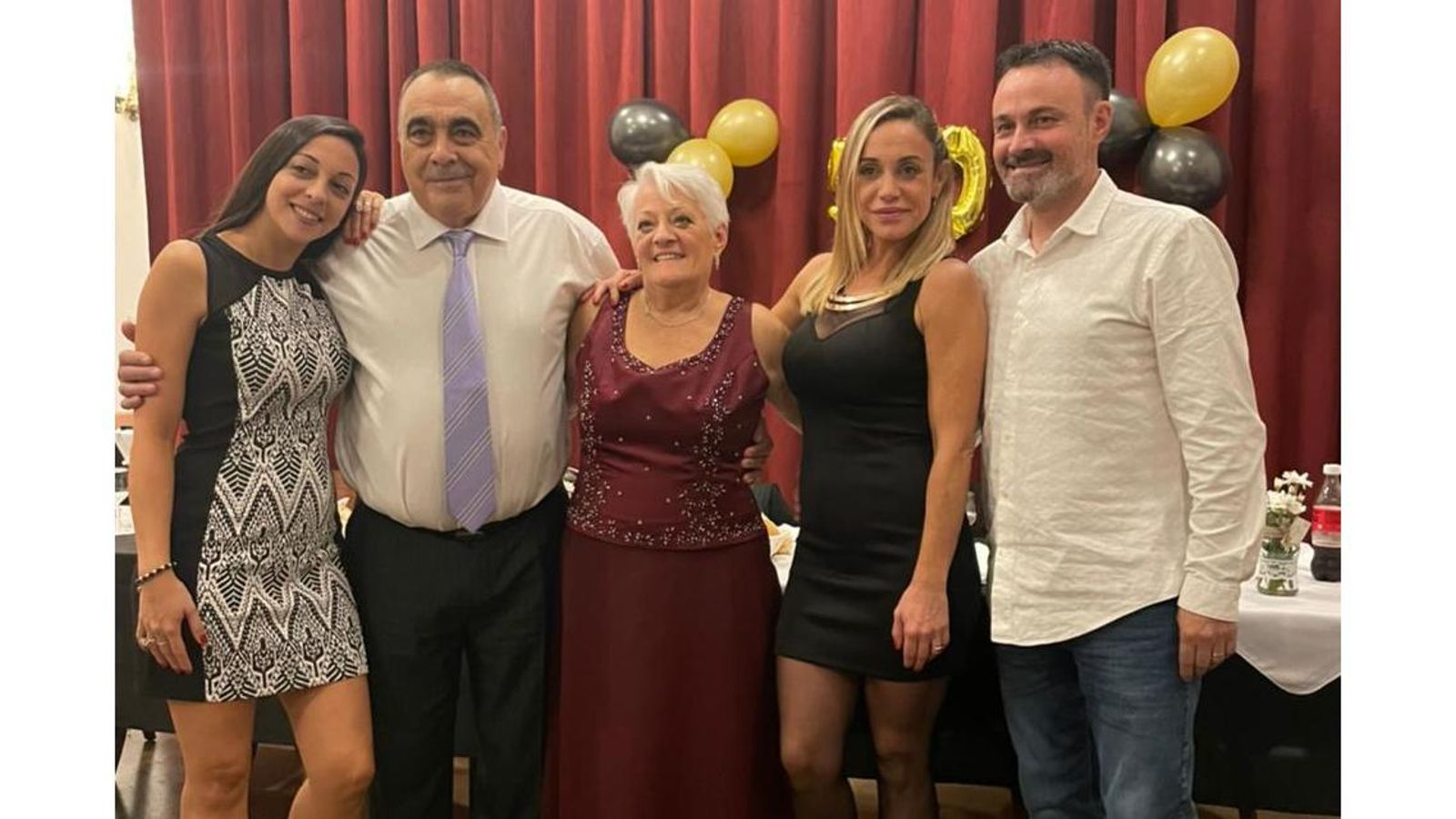 José González Costa y Graciela, en sus bodas de oro, con sus hijas e hijo