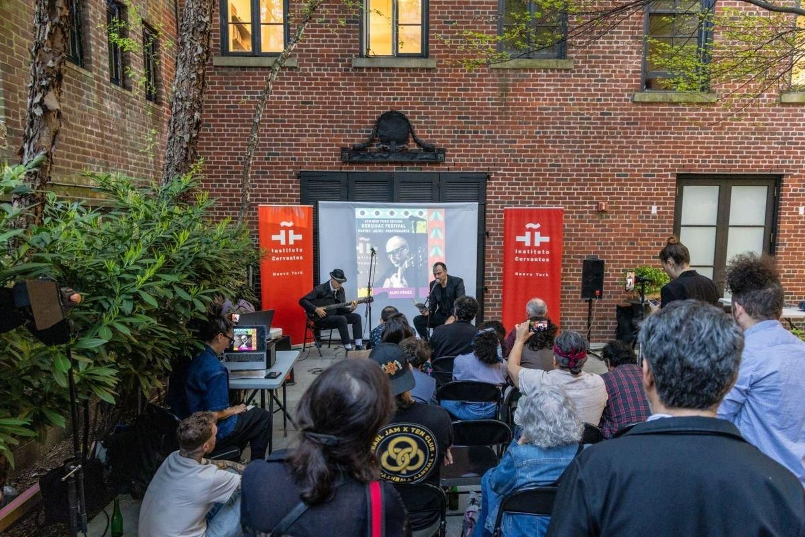 Aldo Pérez y Marcos de la Fuente leyendo “Poeta en Nueva York”, de Lorca.