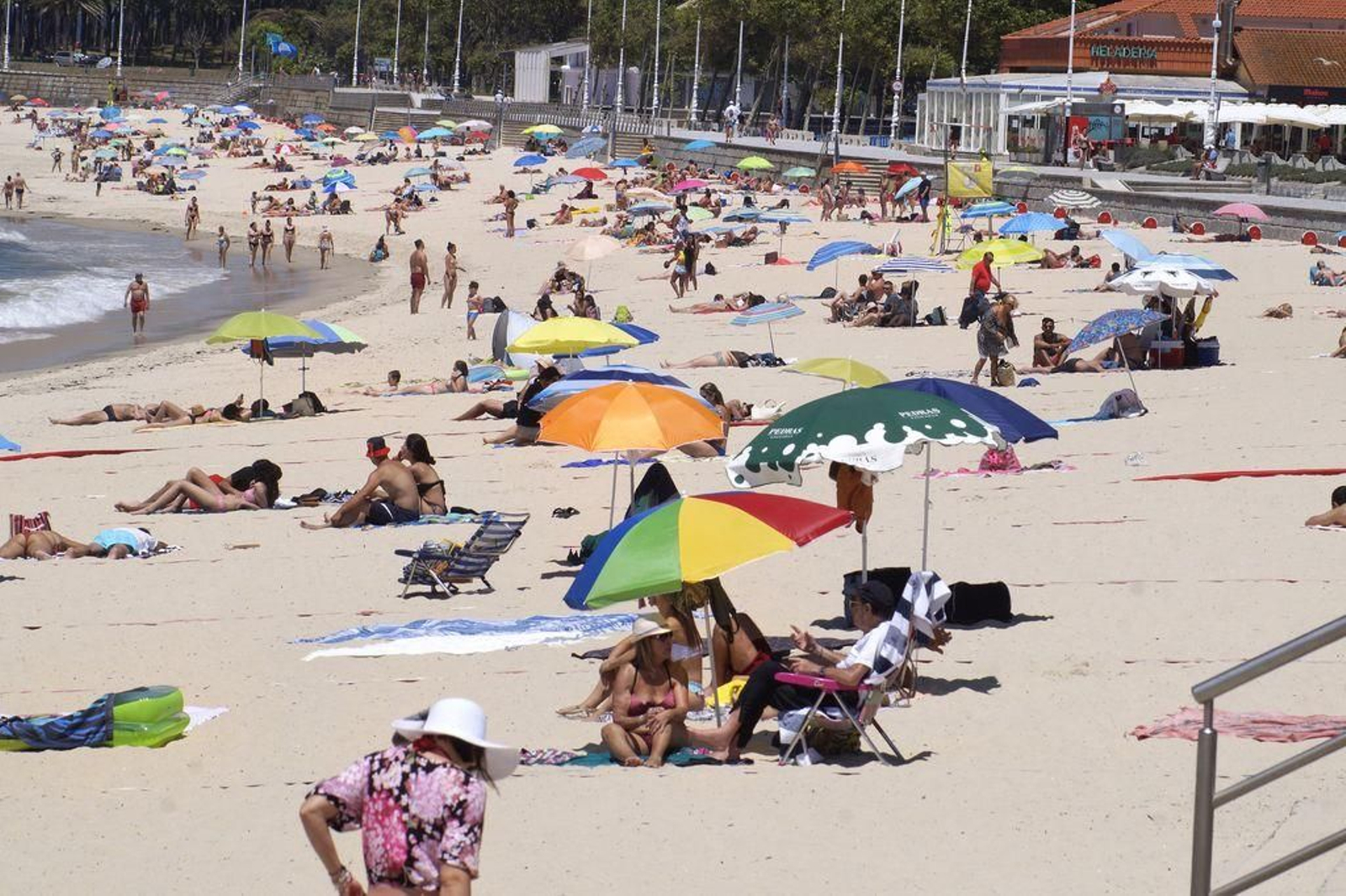 La playa de Samil en un día de calor este año.