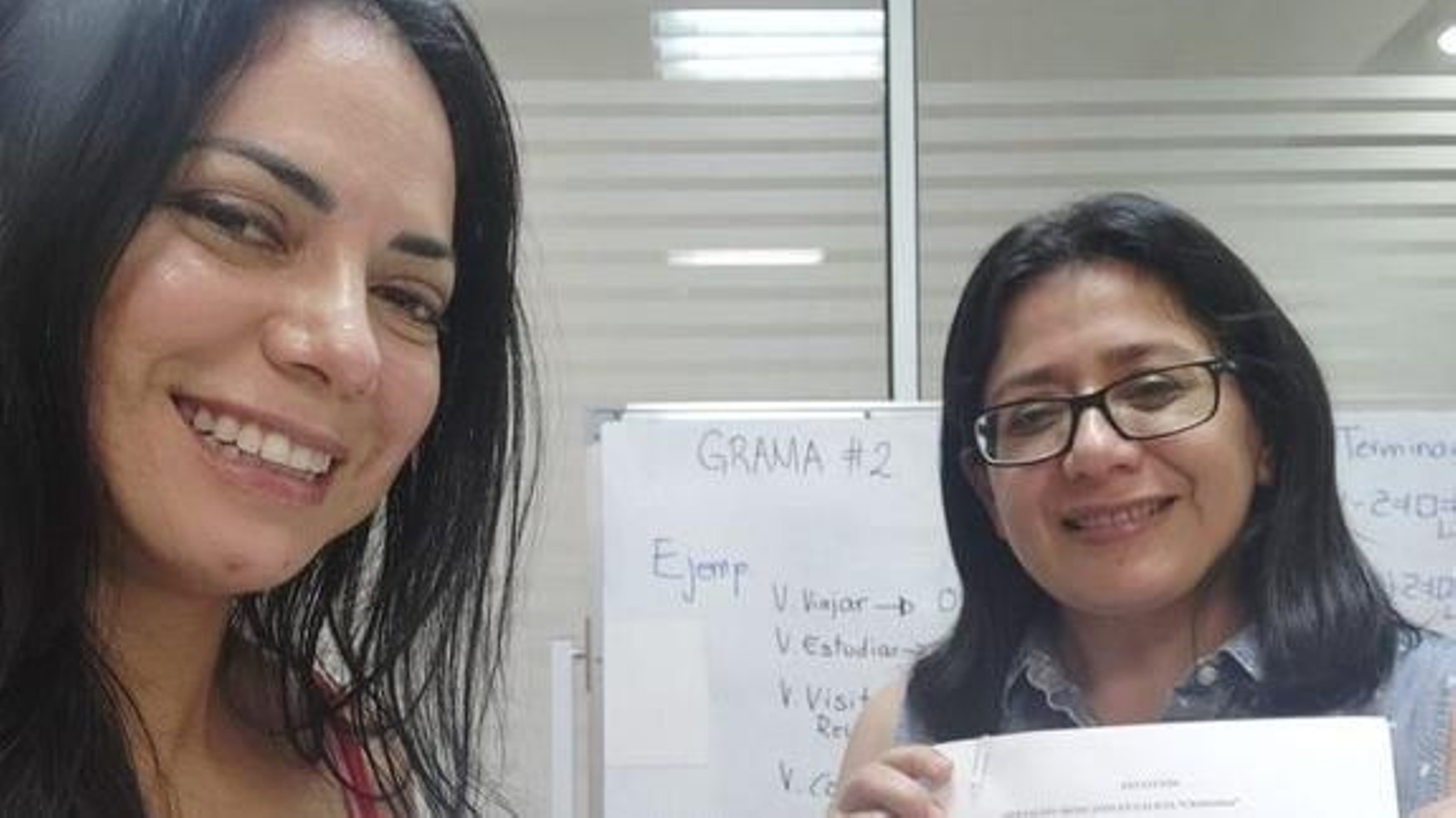 Lucero Dámaso (izquierda), al inscribir los estatutos de Chichénitza.