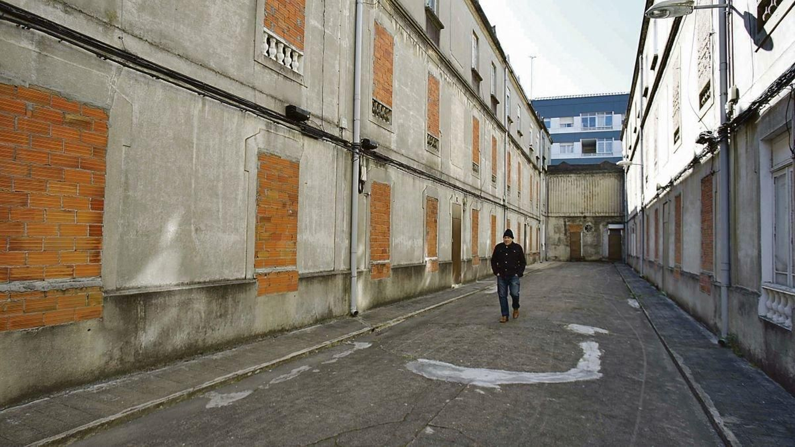 Los vecinos de la rúa Privada Moderna llevan años sufriendo las maniobras de la Sareb para que se marchen.