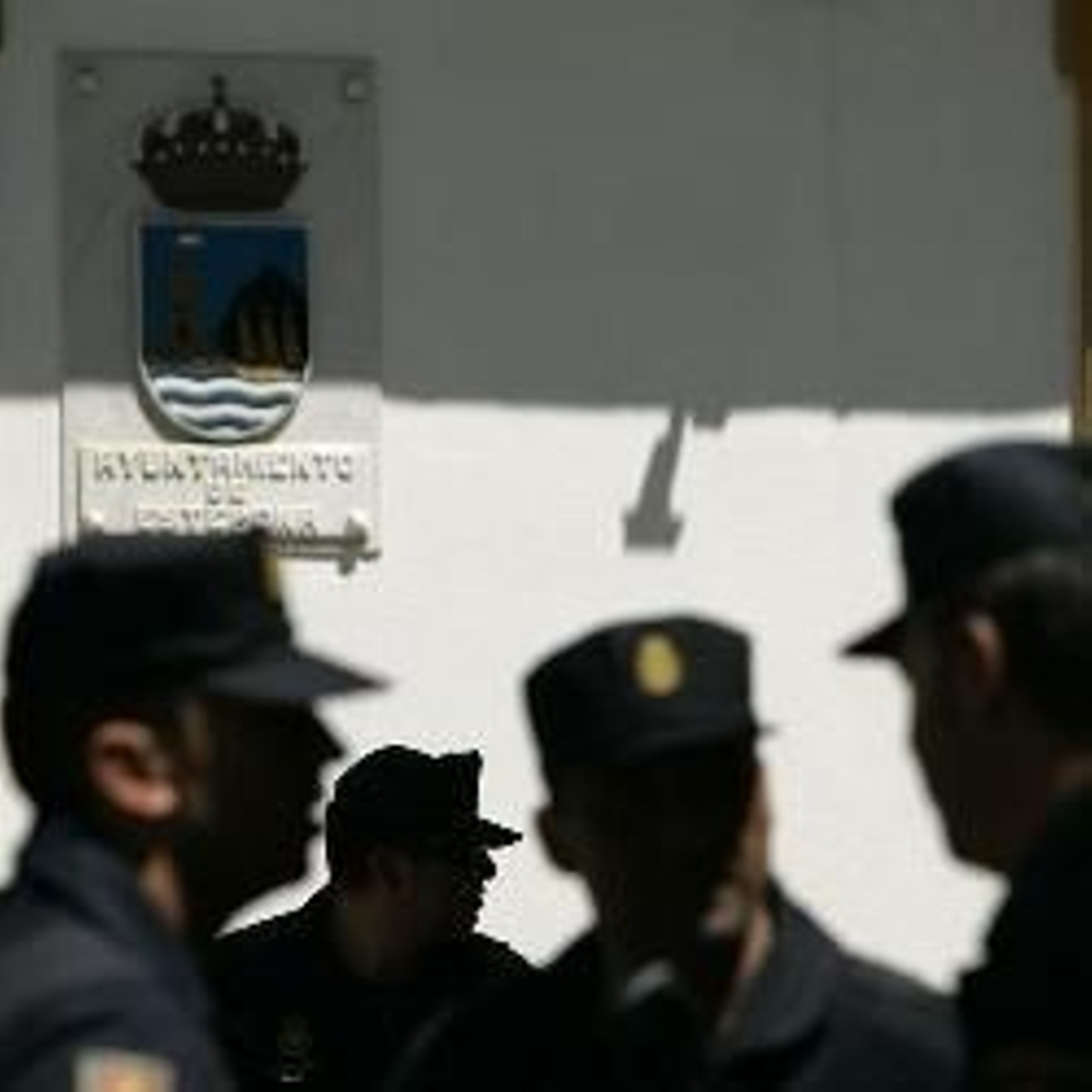 Imagen de archivo de varios policías a las puertas de la Comisaría de Estepona.