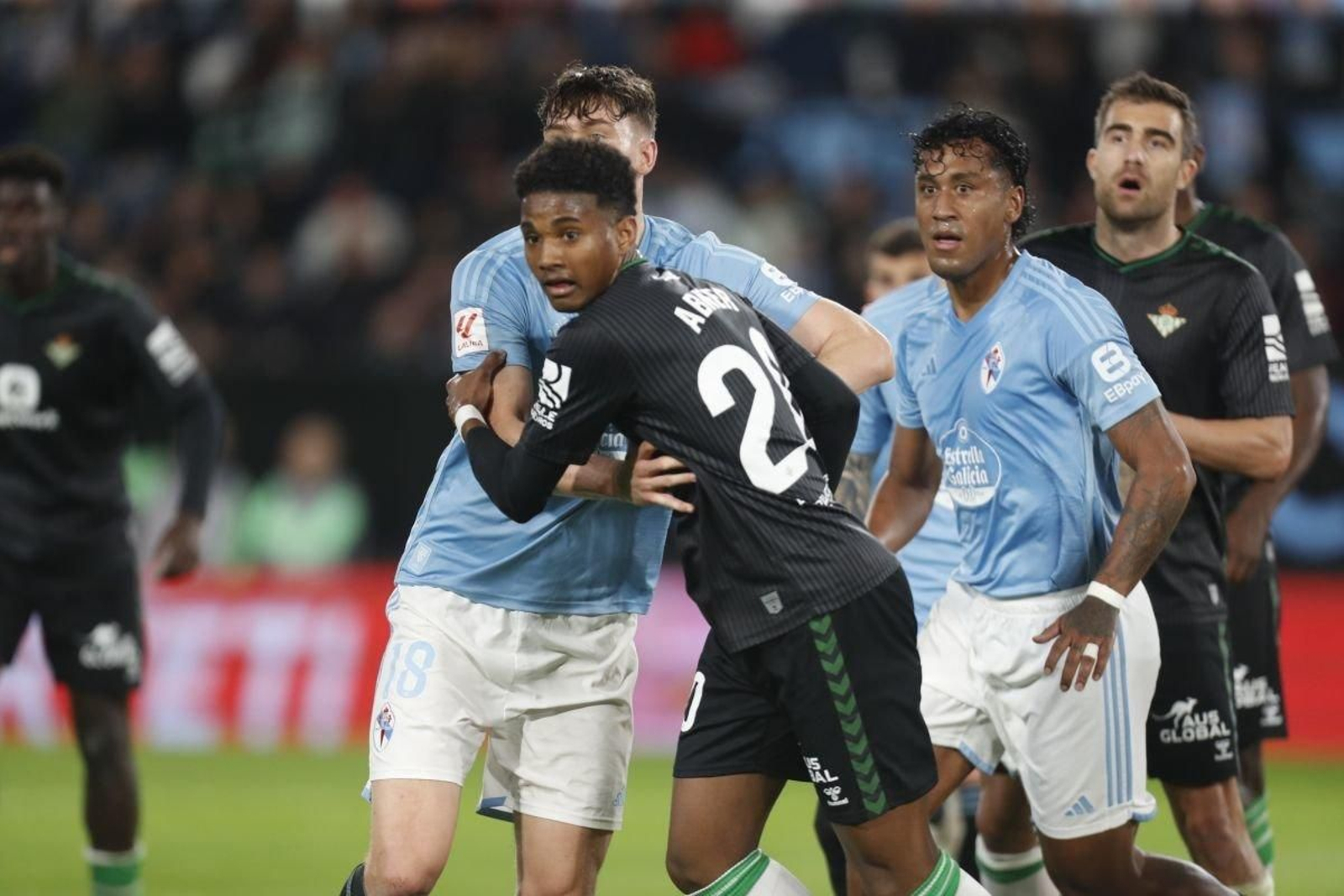 Renato Tapia (2d) fue uno de los más destacados en el partido del miércoles contra el Betis.