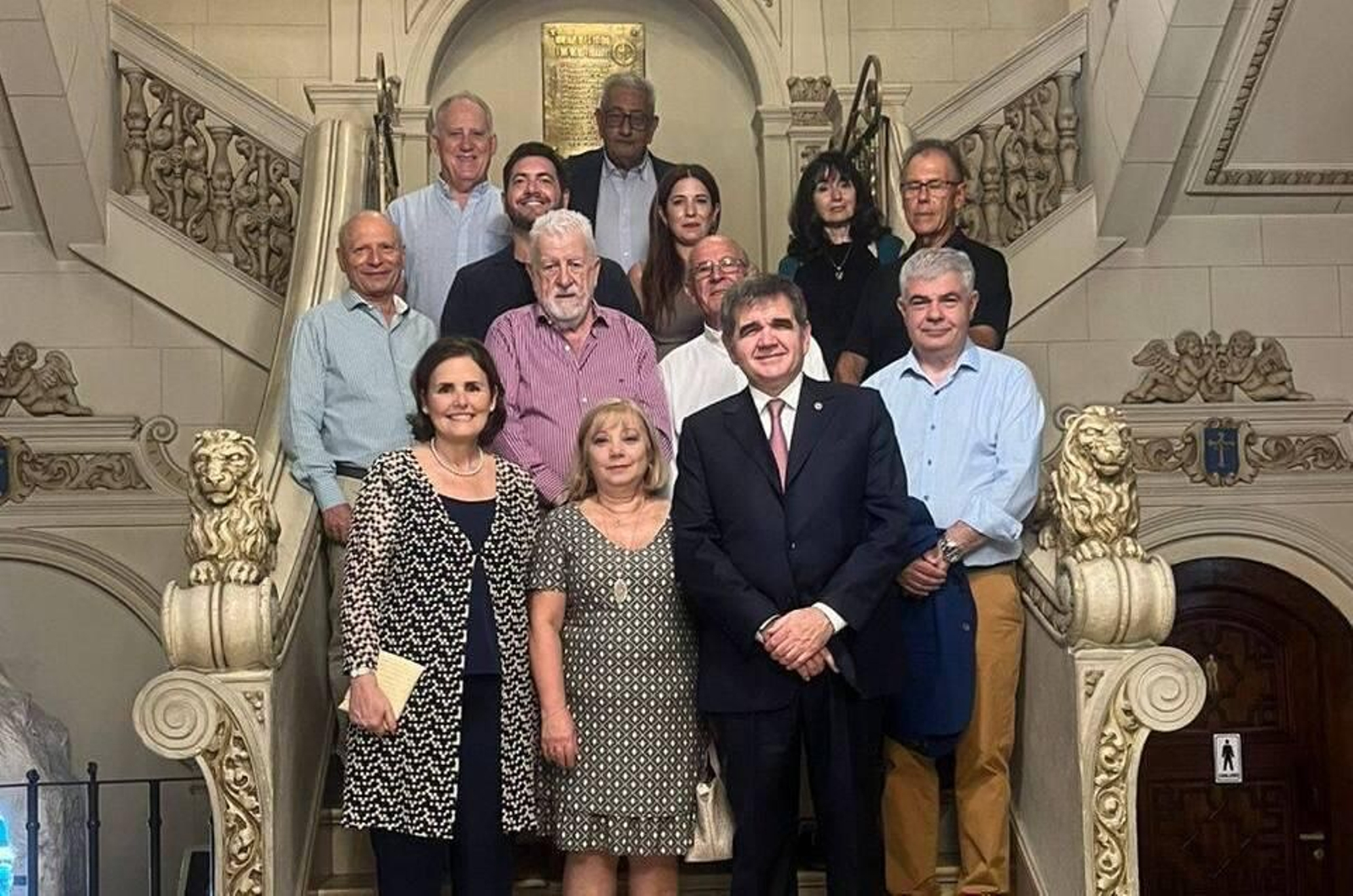 El nuevo Embajador de España en Argentina, Joaquín María de Aristegui Laborde, ha sido nombrado socio honorario del Centro Asturiano de Buenos Aires, en reconocimiento a su trayectoria y a la relación histórica entre ambos países.