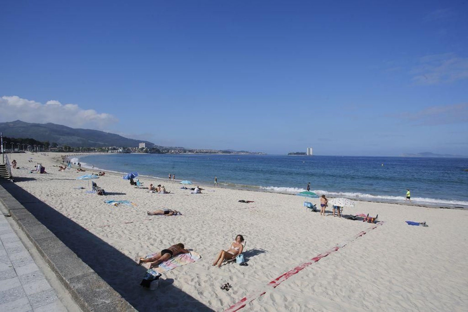 Samil será la primera playa libre de humo y en el paseo habrá zonas para fumadores.