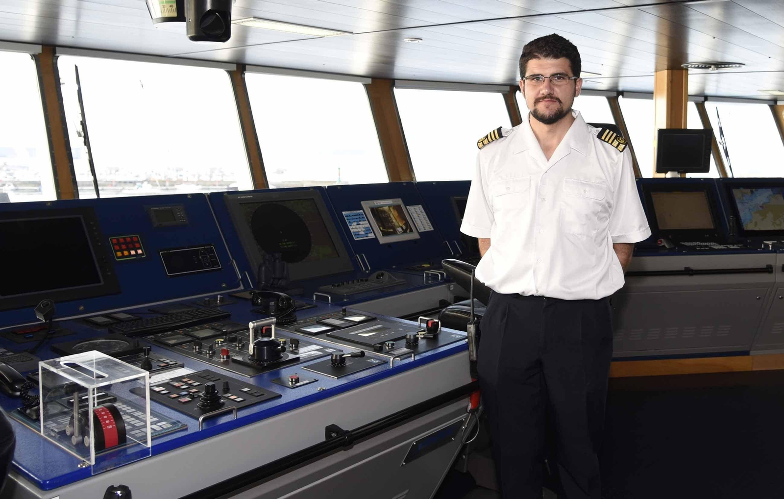 El capitán Pablo Fernández, en el puente de mando.