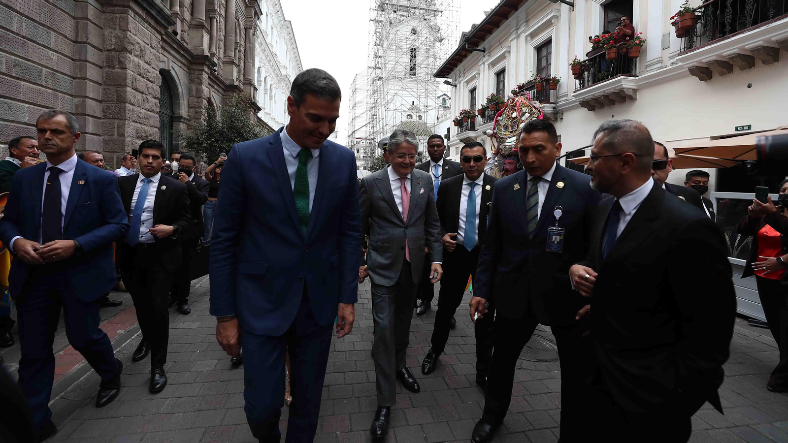 El presidente del Gobierno de España, Pedro Sánchez, y el presidente de Ecuador, Guillermo Lasso, en un breve recorrido a pie desde el Palacio de Carondelet hasta la Iglesia de la Compañía de Jesús, en Quito (Ecuador). EFE/ José Jácome