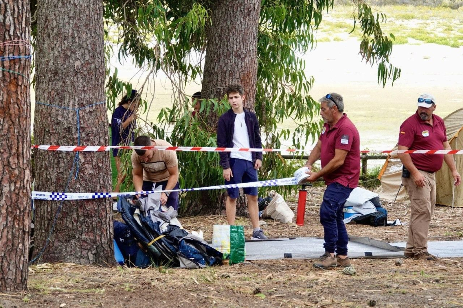 Operativos acordonando el camping de las Cíes. // Vicente Alonso