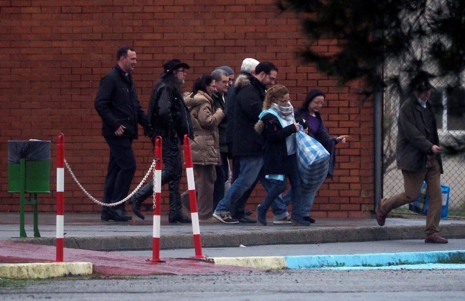 Rosendo, recibido por sus allegados, a la salida de prisón.