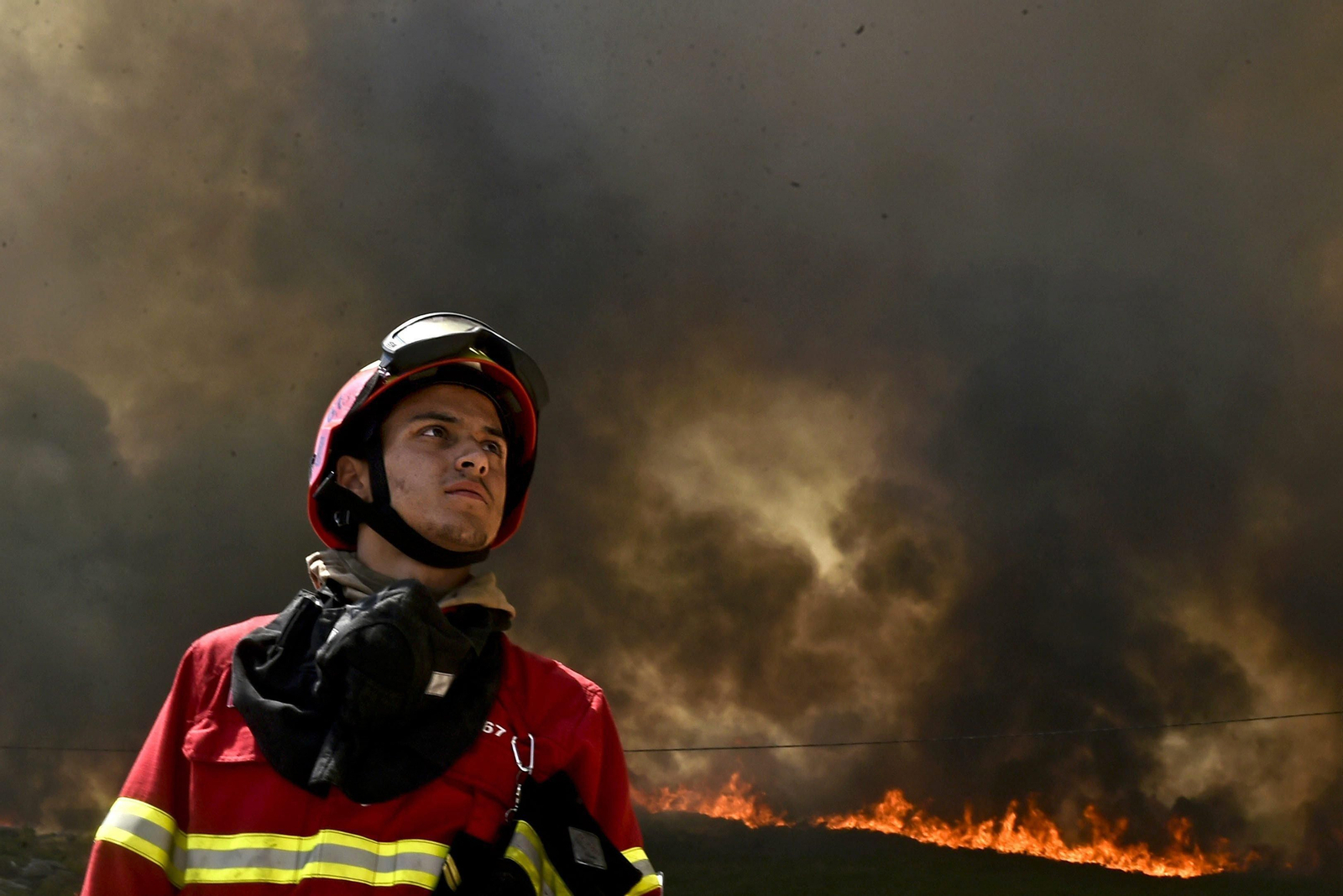 Un bombero portugués, delante de una línea de fuego en Sao Pedro do Sul, en Viseu.