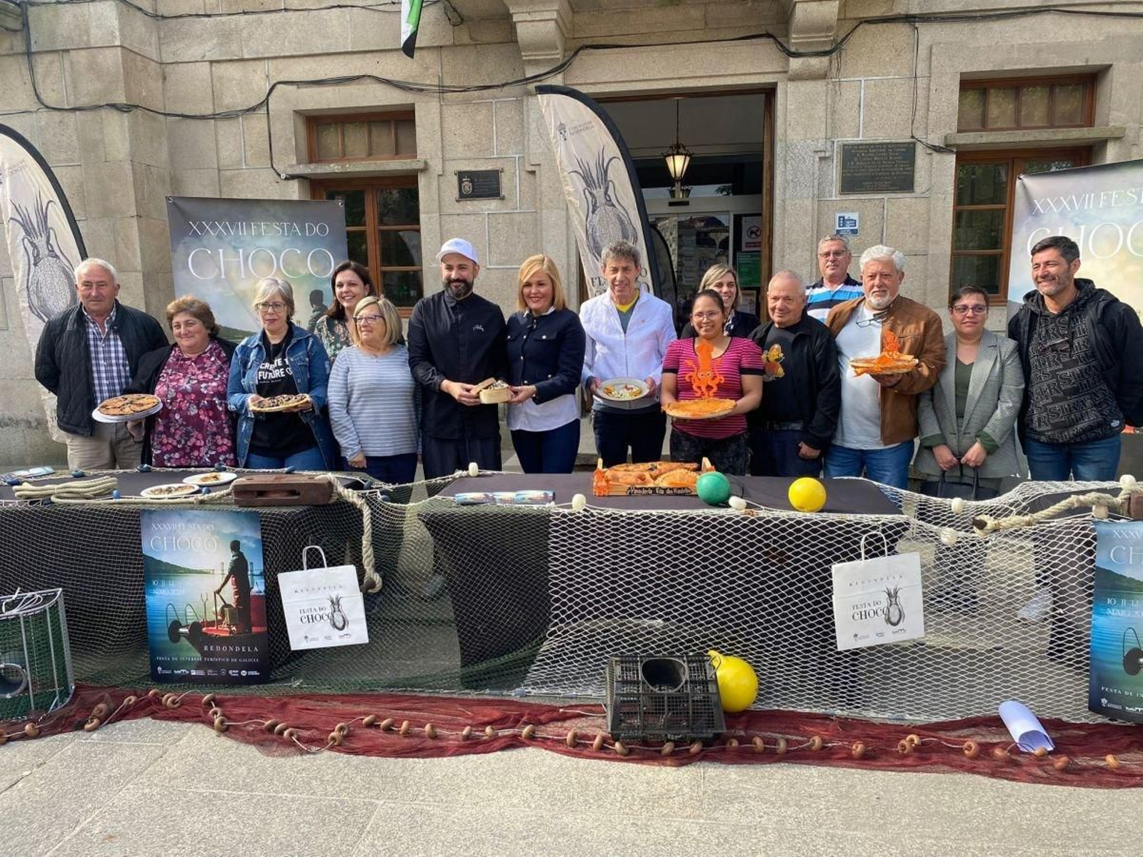 Digna Rivas, Rita Pérez, Iria Vilaboa, Pilar Martínez y Pedro Villaverde con los hosteleros participantes.
