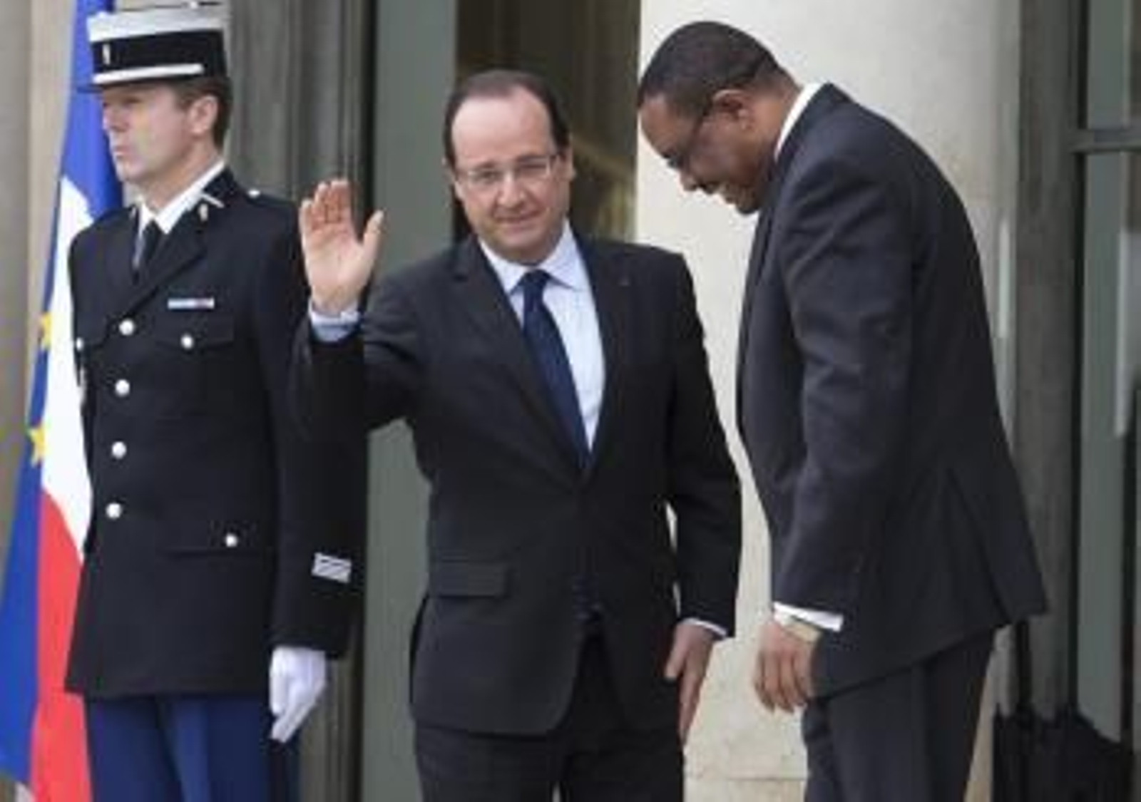 El presidente francés, François Hollande (c), junto al primer ministro de Etiopía, Hailemariam Desalegn (Foto: efe)