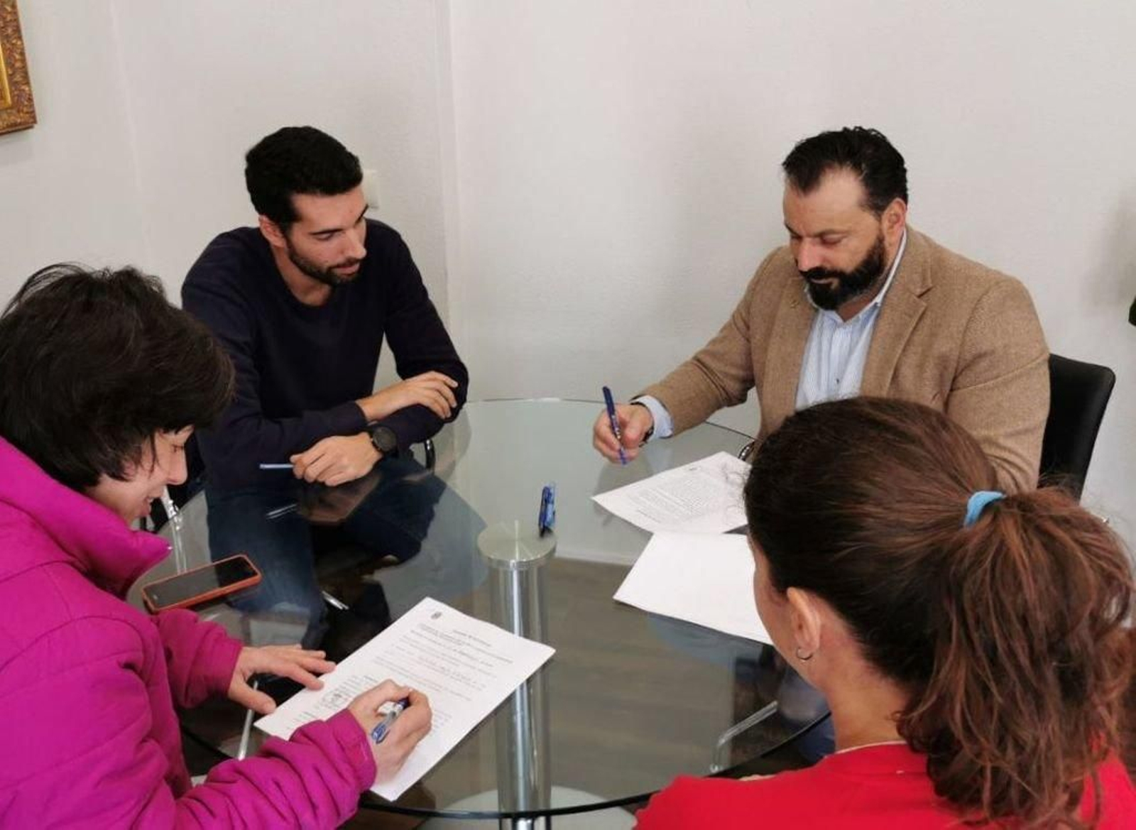 Firma del convenio celebrada en el consistorio: además de Ferreira acudieron compañeros de gobierno y de la asociación.