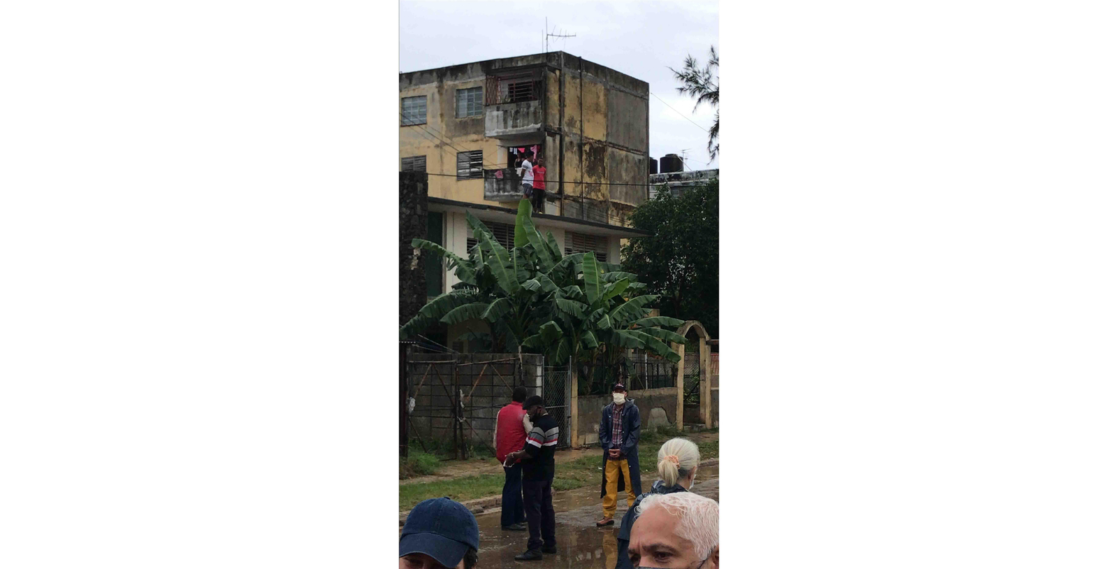 Agentes de seguridad cubanos vestidos de civil rodeando la vivienda del activista Yunior García Aguilera, convocante de la marcha del 15 de noviembre, para impedir que salga o que hable con la prensa, en La Habana (Cuba). EFE