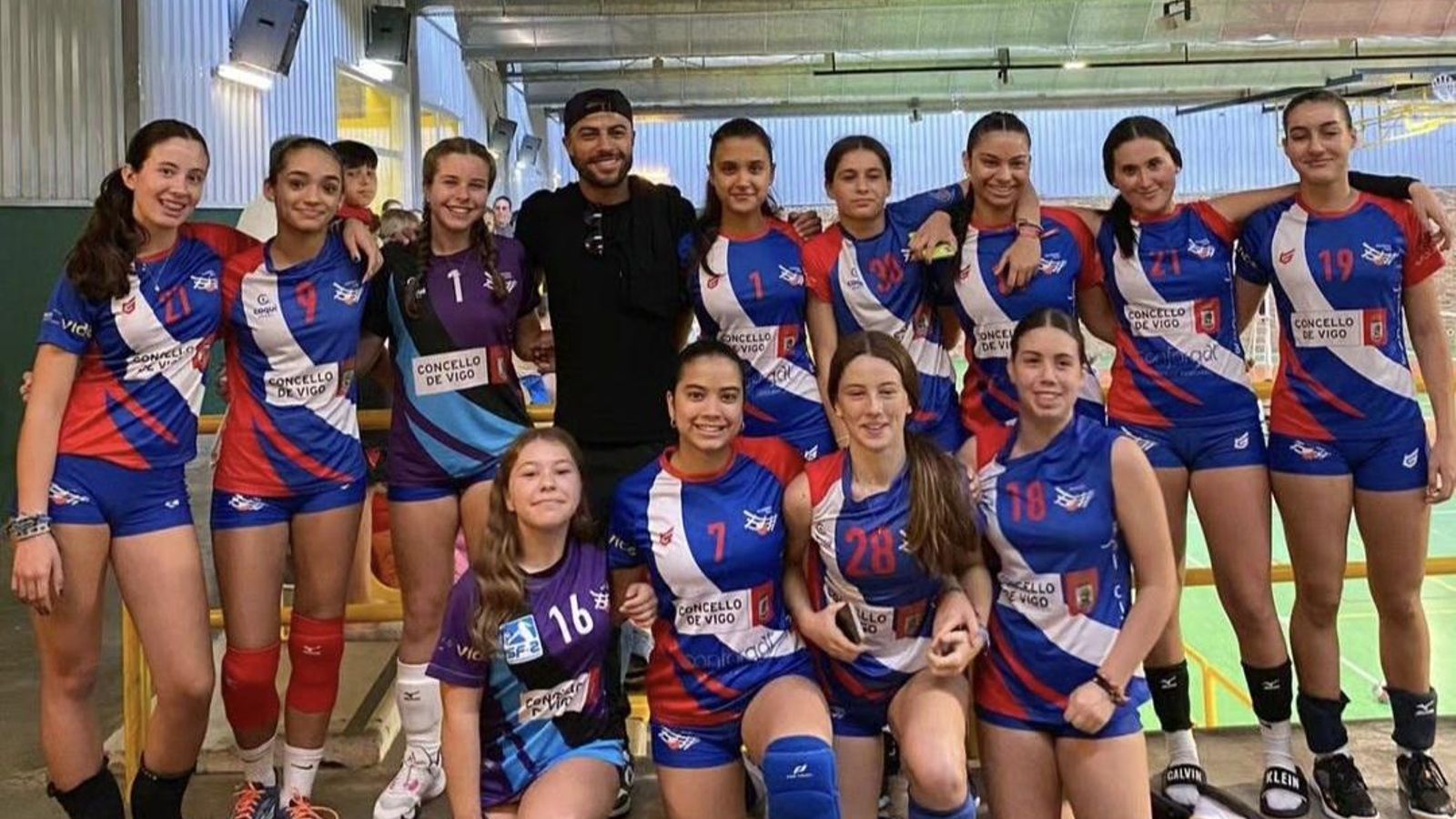 Equipo femenino de voleibol Xuvenil Teis.