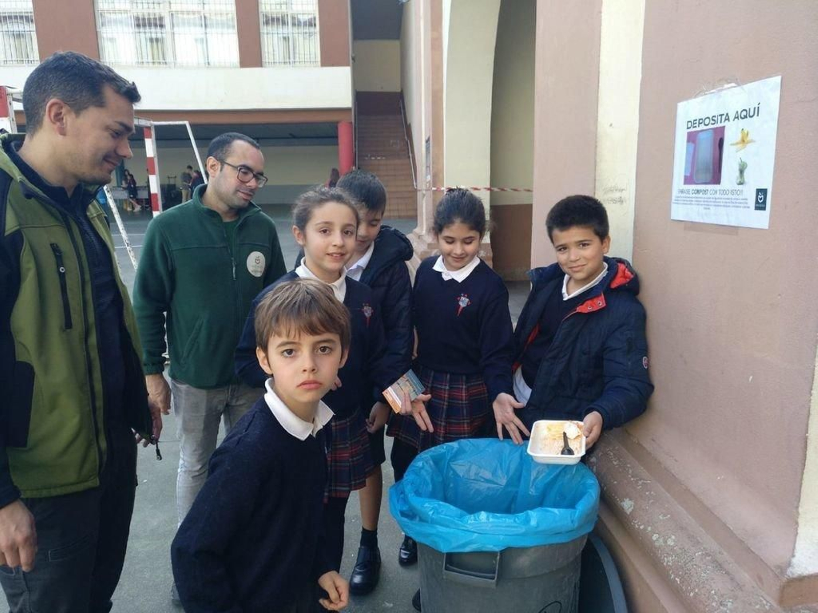 Los escolares, ayer, en la actividad de compostaje.