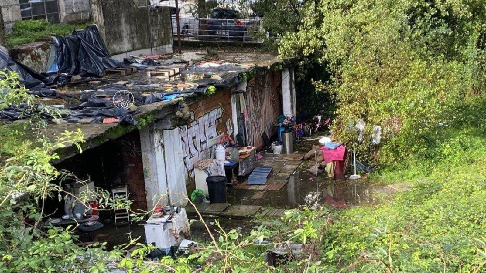 Uno de los inmuebles abandonados, okupado en la ciudad.